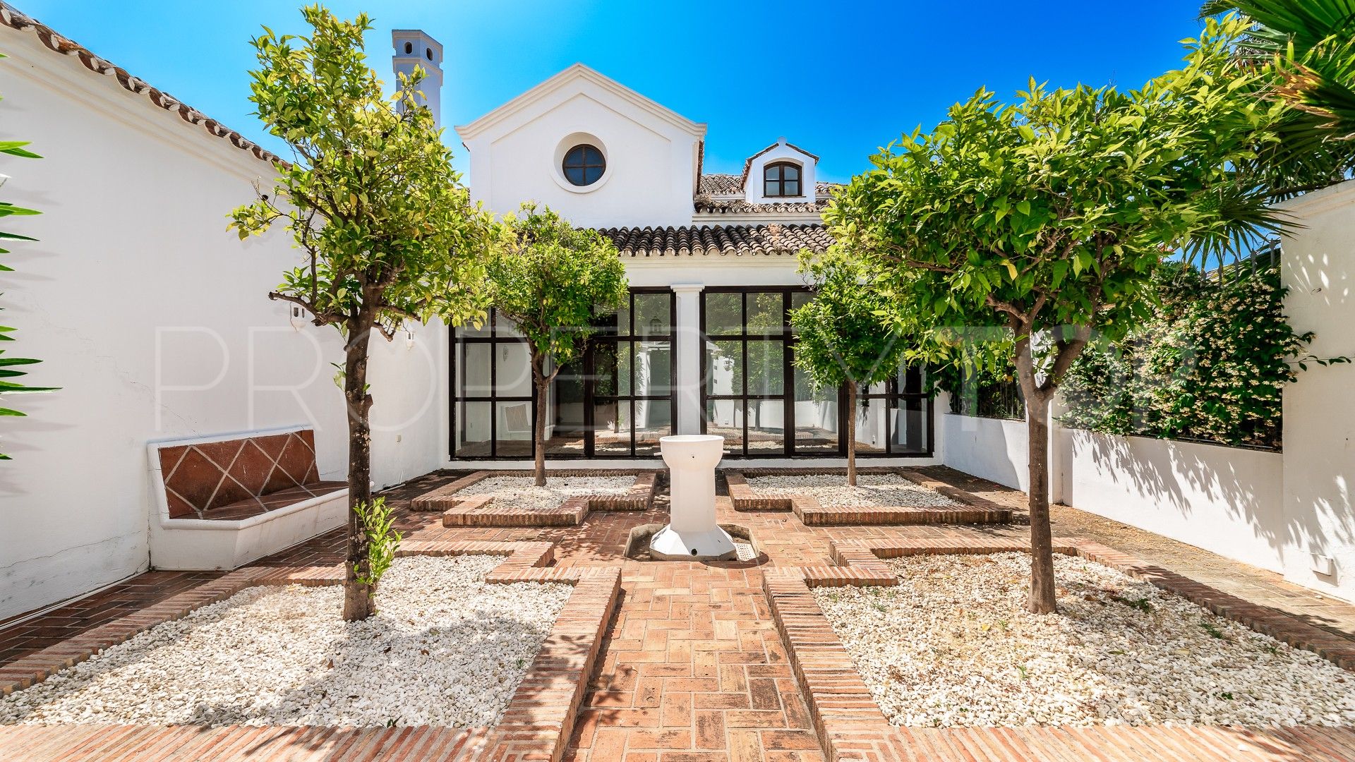 Villa en venta en Guadalmina Baja