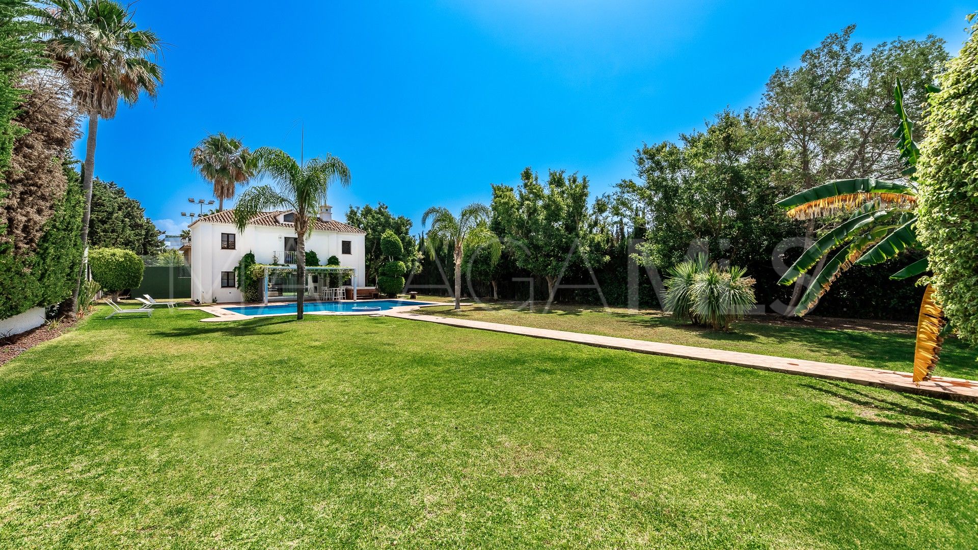 Villa for sale in Guadalmina Baja