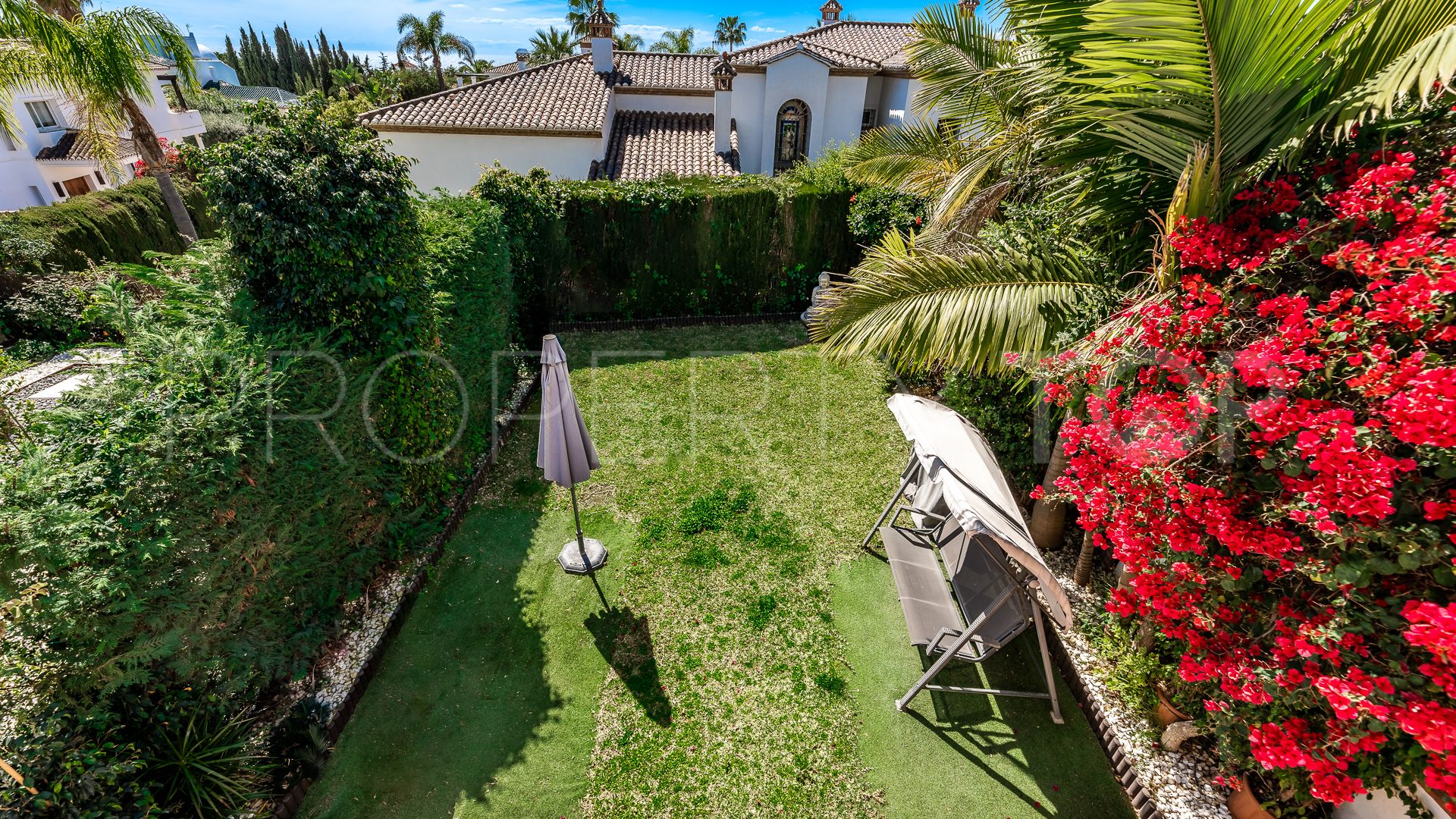 For sale town house in Bahia de Marbella with 3 bedrooms