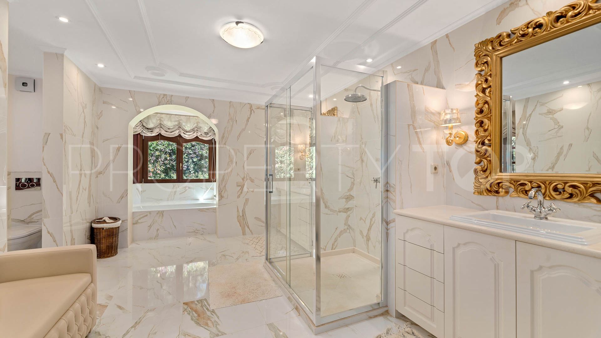 Buy Marbella Hill Club villa with 6 bedrooms