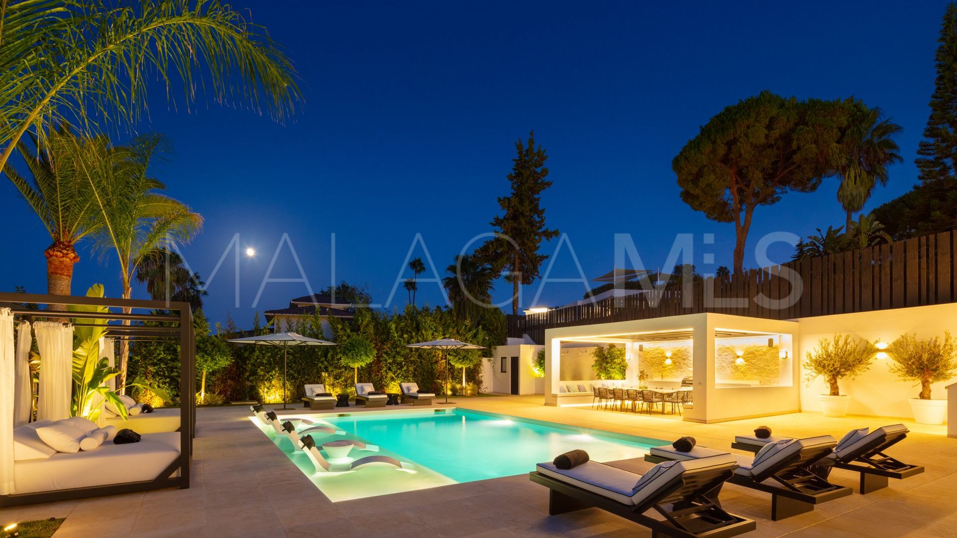 Villa for sale in Nueva Andalucia