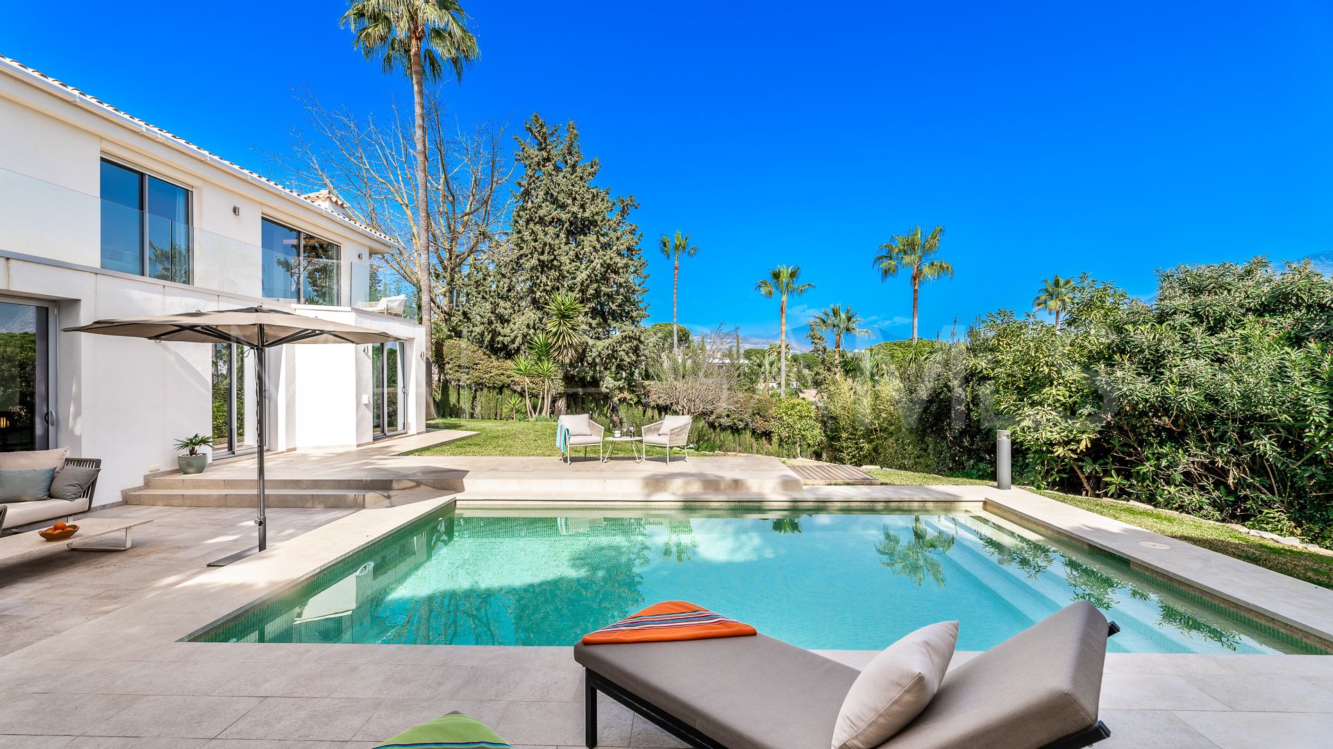 Villa for sale in Nueva Andalucia