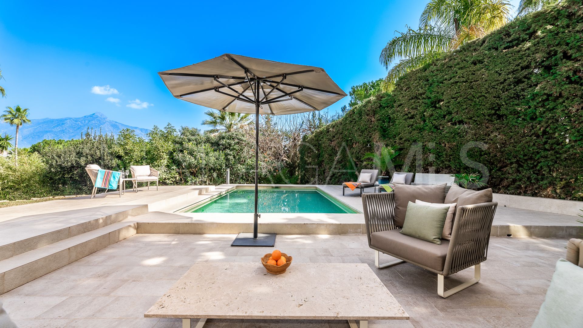Villa for sale in Nueva Andalucia
