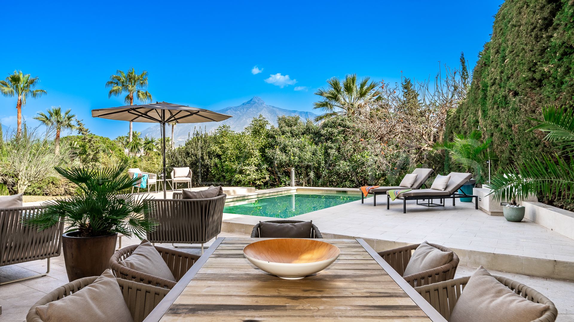 Villa for sale in Nueva Andalucia