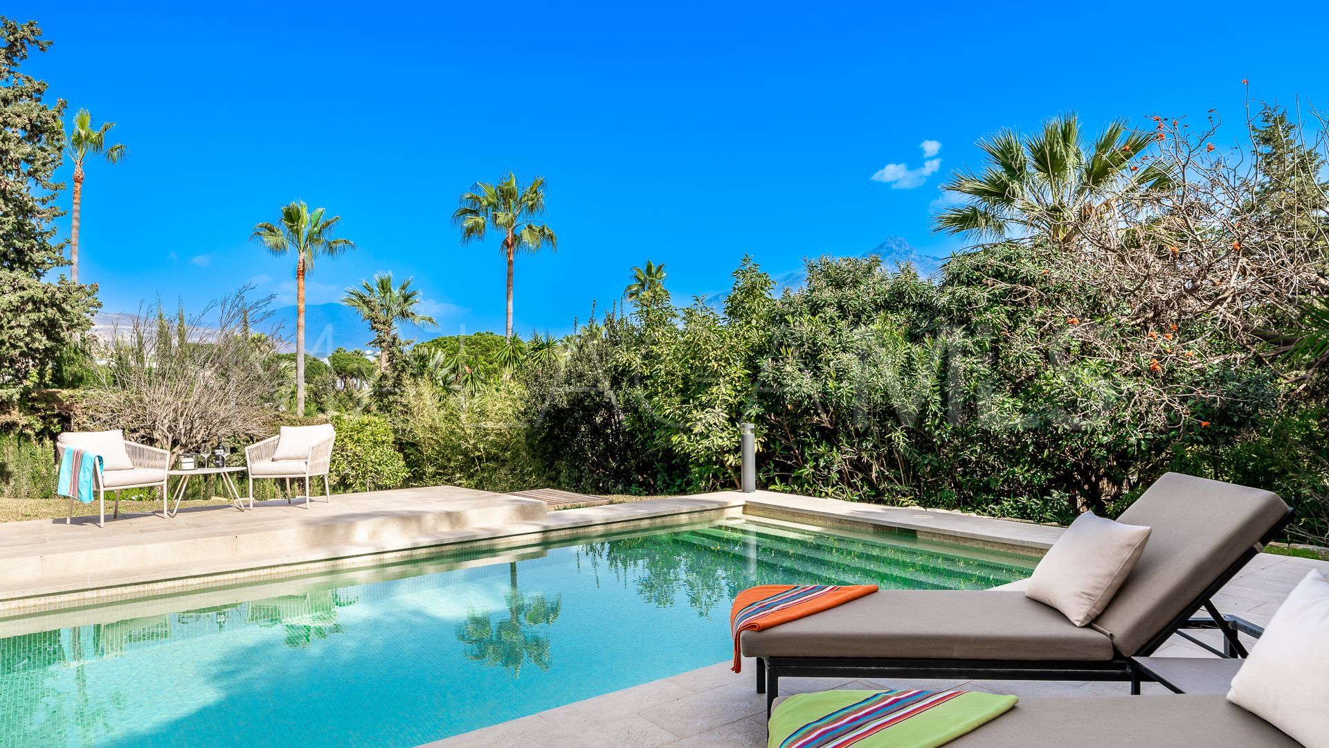 Villa for sale in Nueva Andalucia