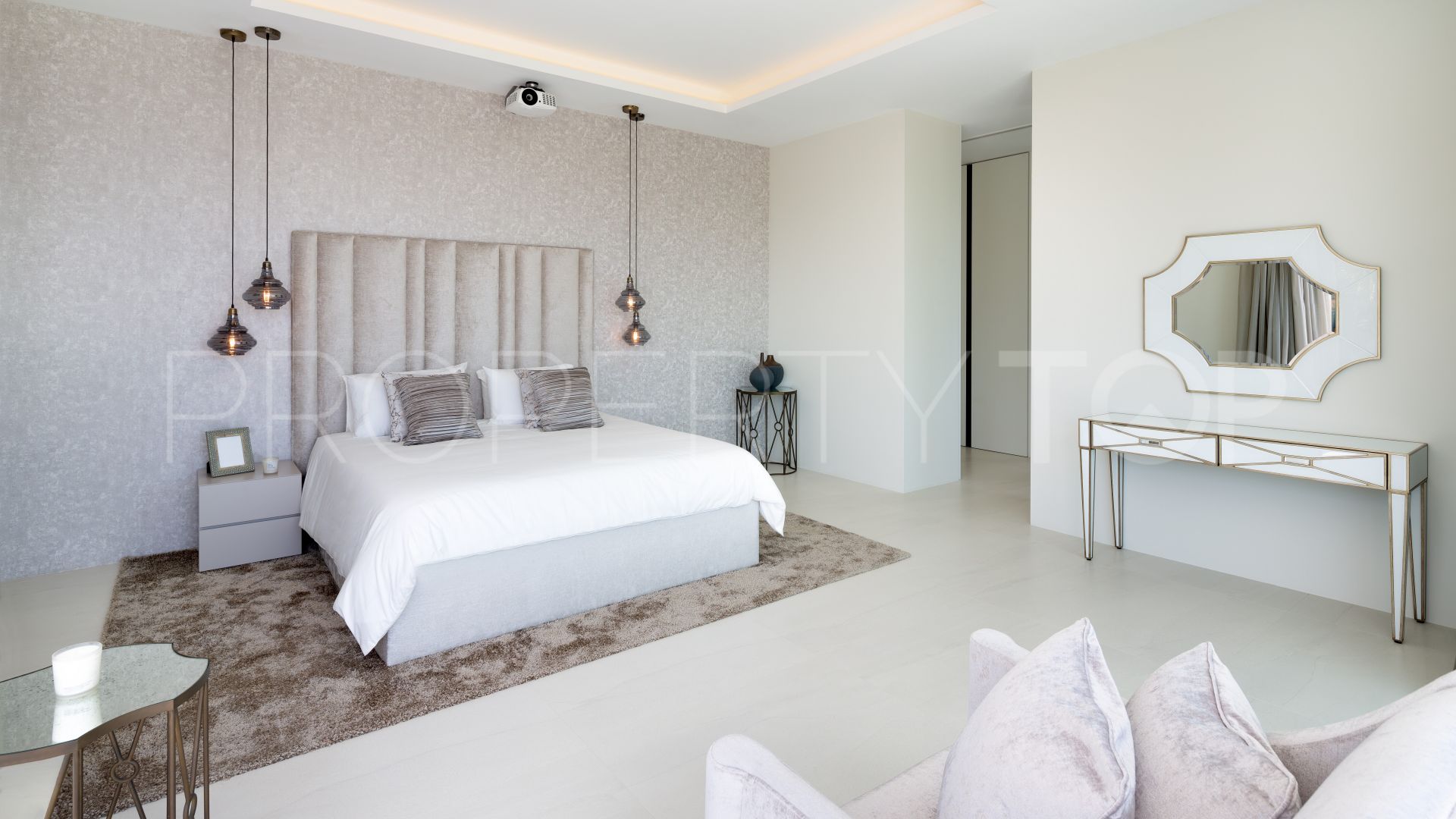 Buy Nagüeles villa with 5 bedrooms