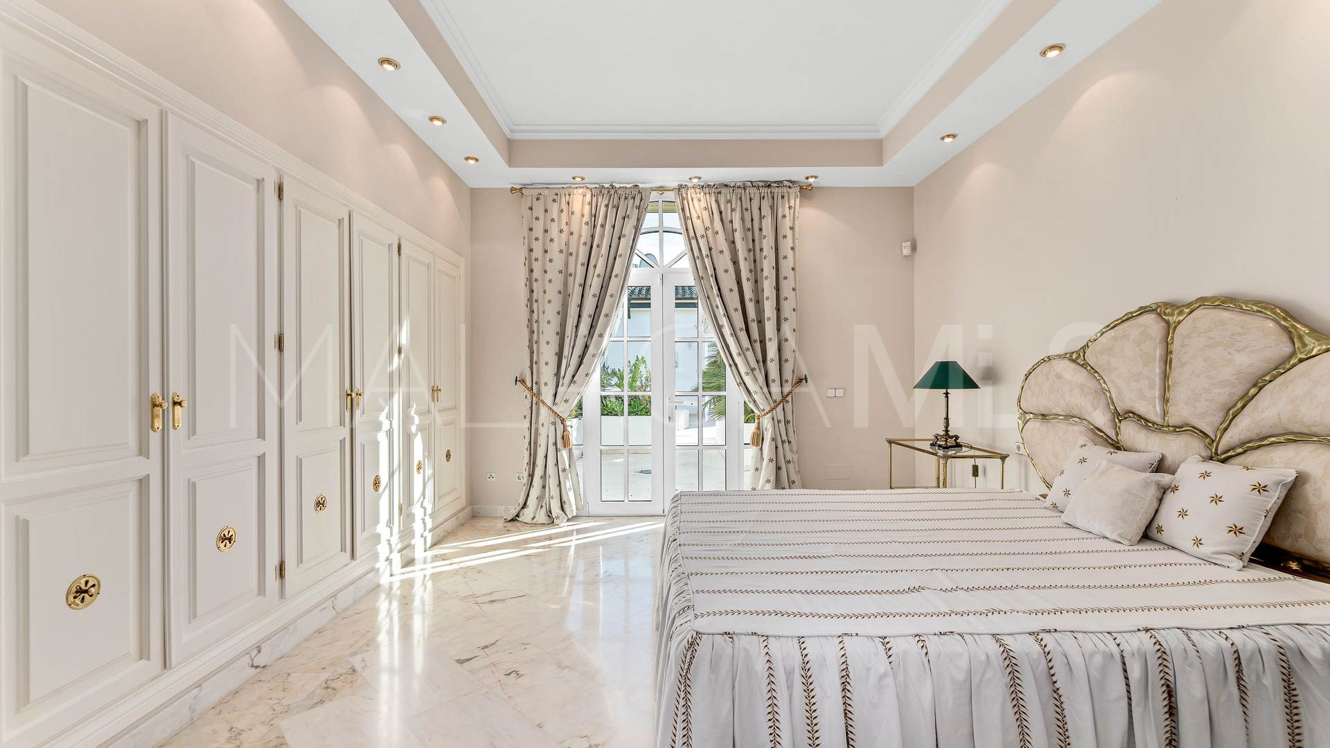 Villa for sale in Cascada de Camojan