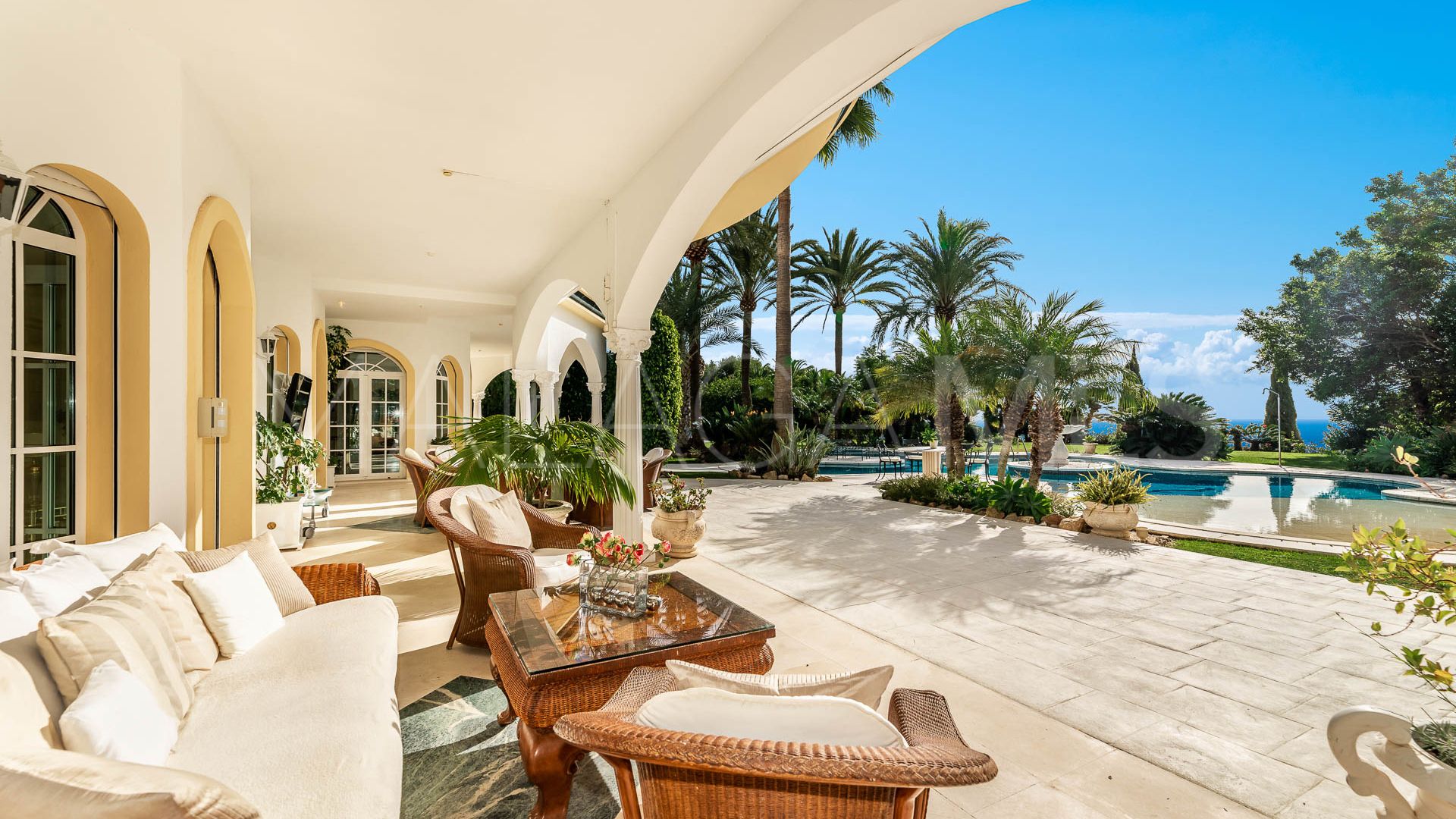 Villa for sale in Cascada de Camojan