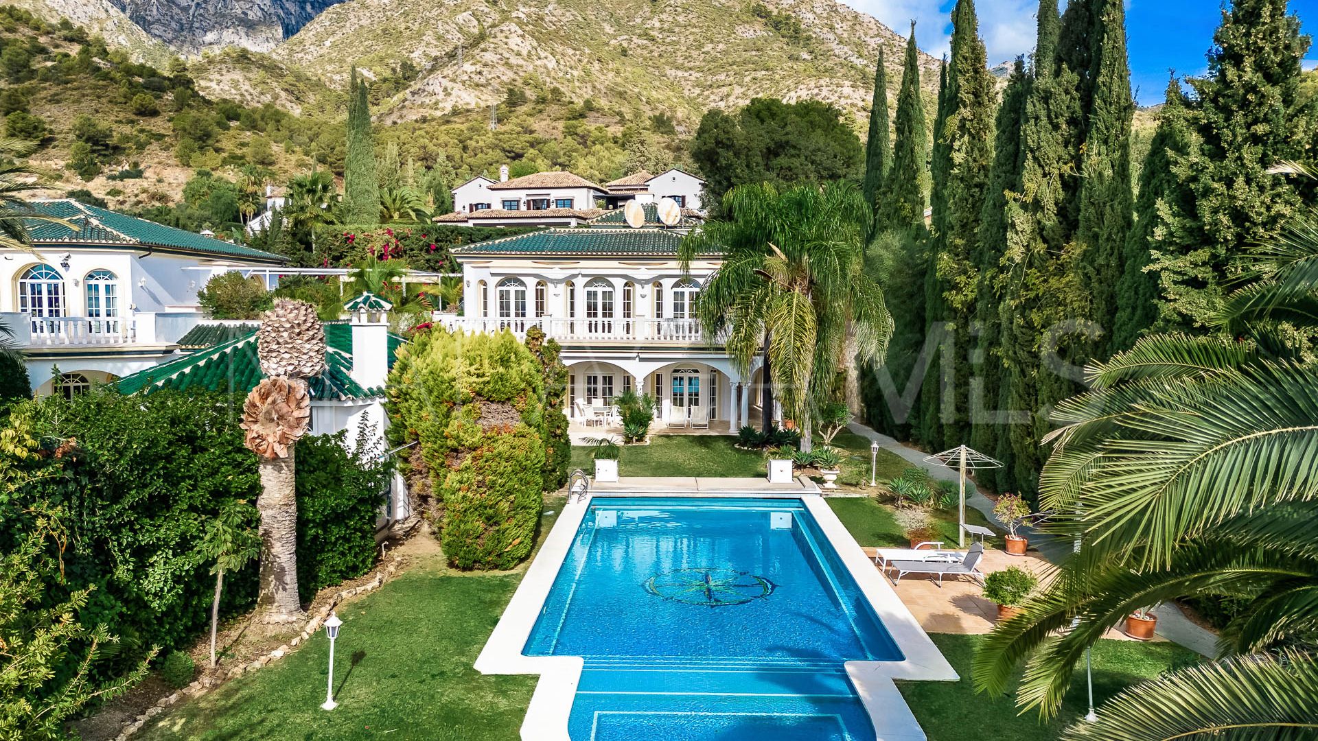 Villa for sale in Cascada de Camojan