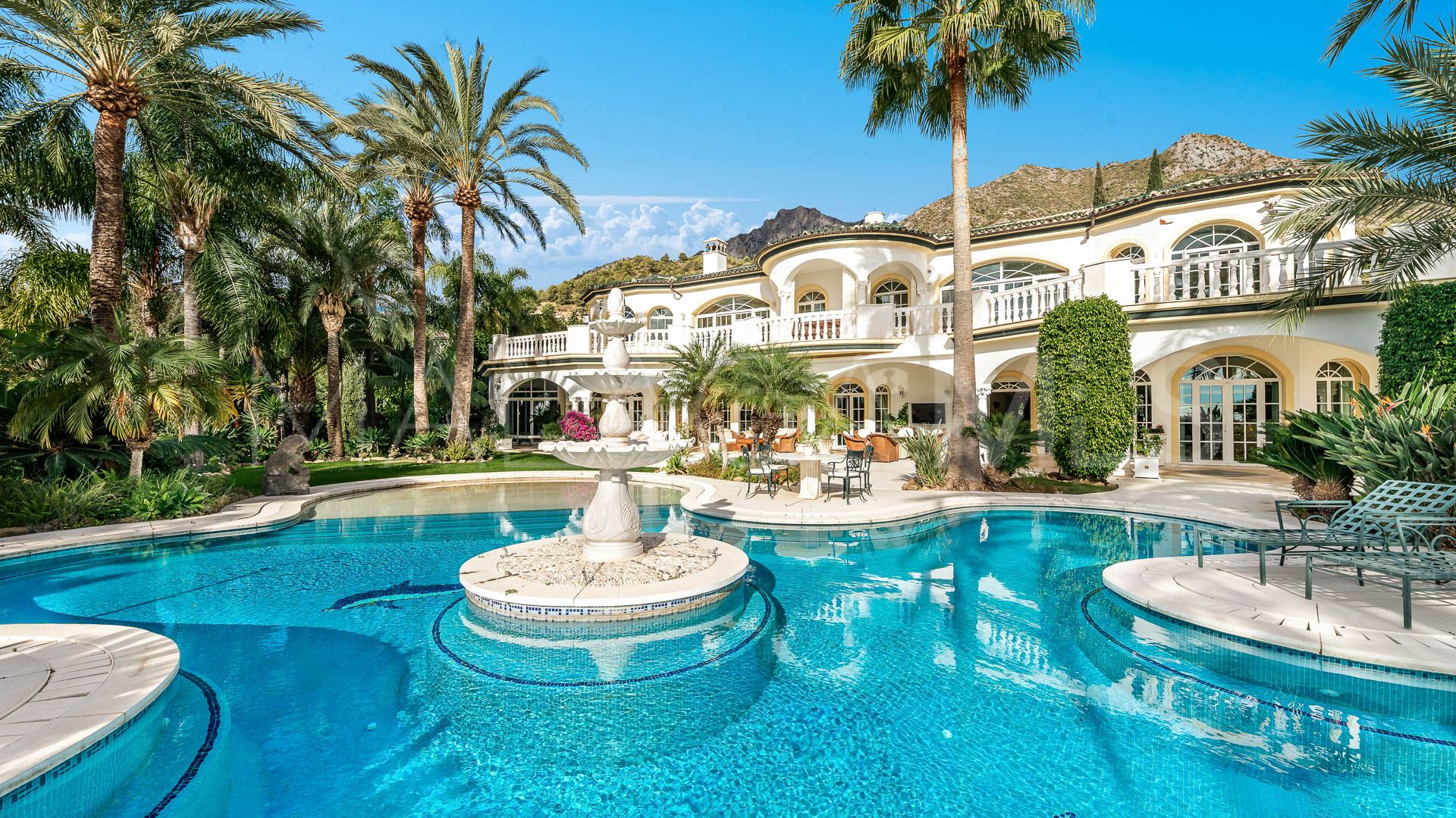 Villa for sale in Cascada de Camojan