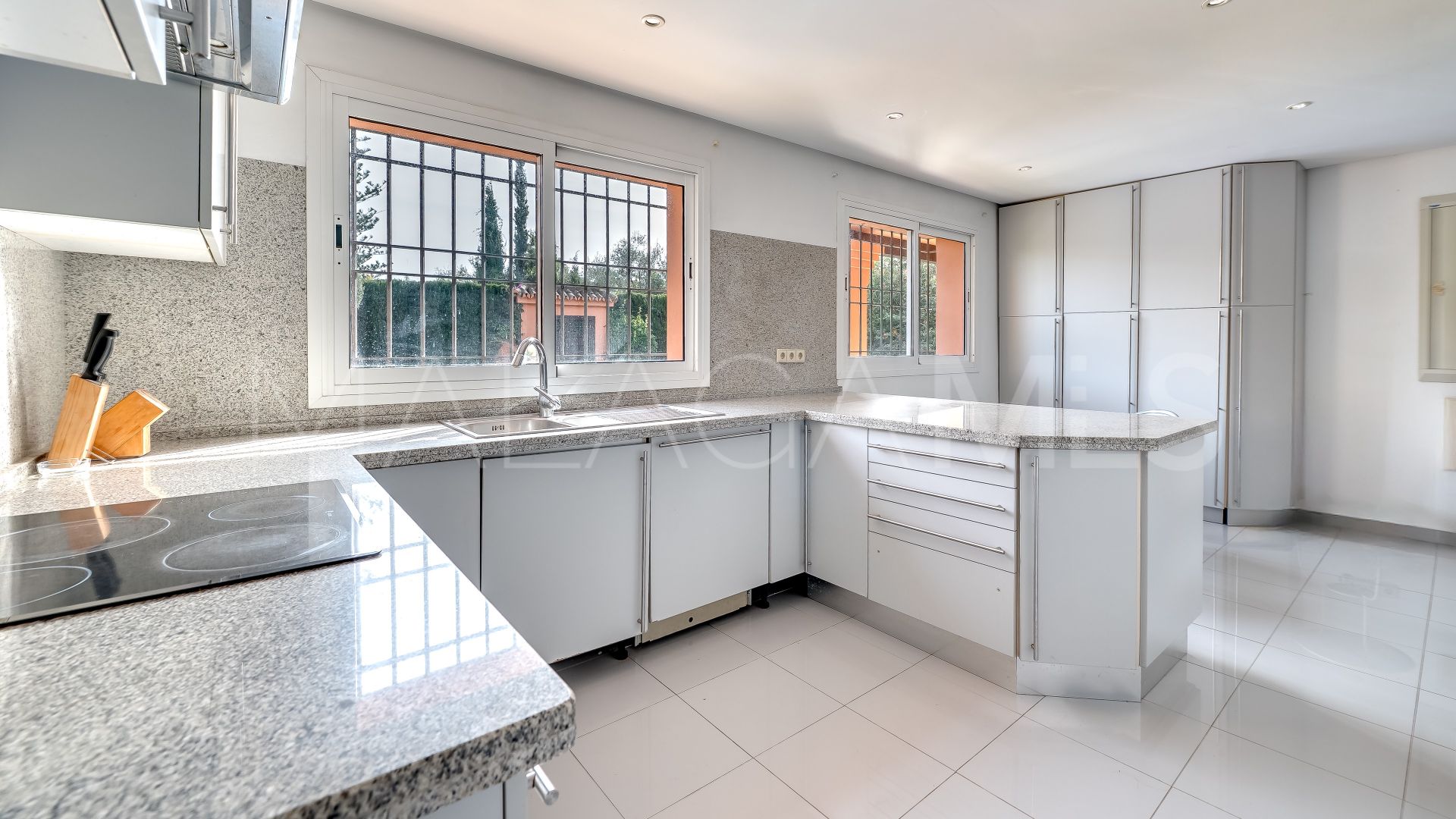 5 bedrooms villa in Beach Side Golden Mile for sale