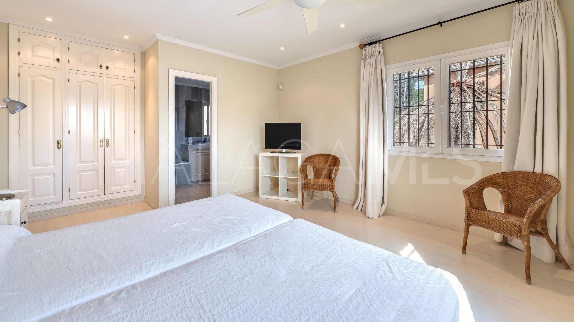 5 bedrooms villa in Beach Side Golden Mile for sale