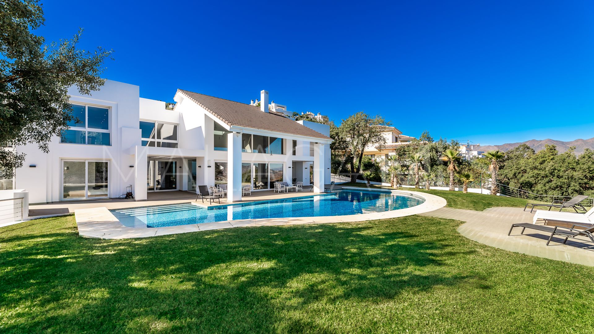 Villa for sale de 7 bedrooms in Altos de Elviria