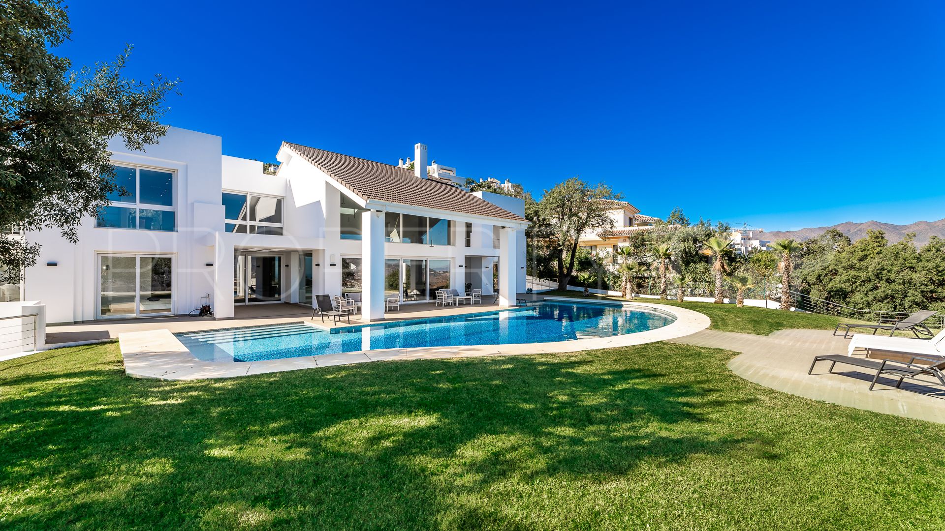 Villa en venta de 7 dormitorios en Altos de Elviria