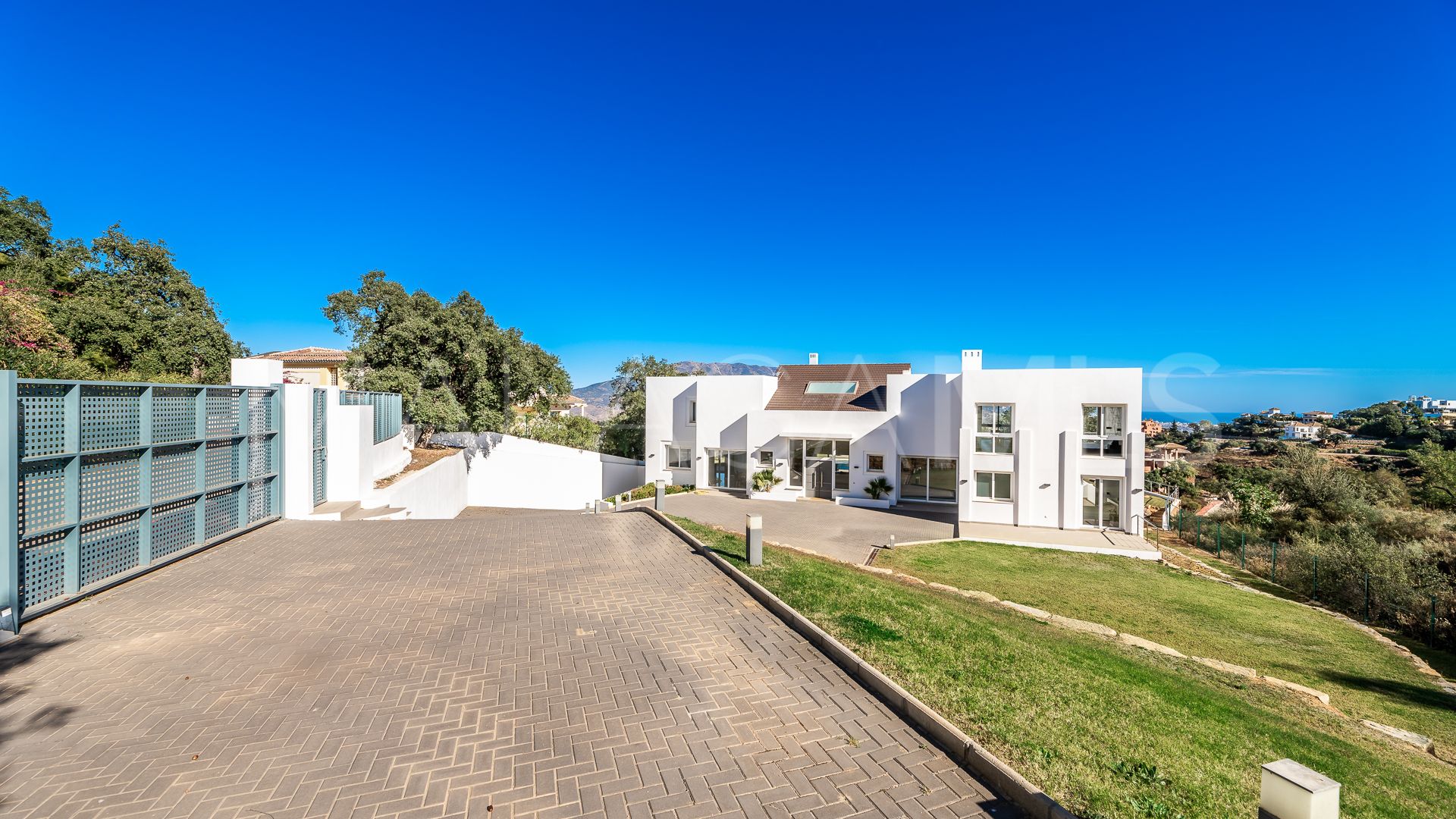 Villa for sale in Altos de Elviria