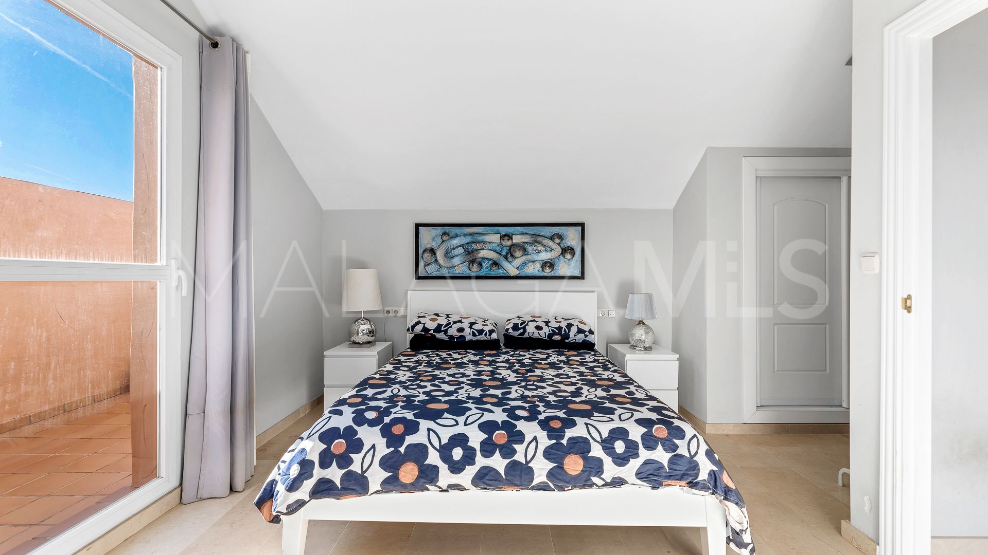 Buy penthouse with 2 bedrooms in Elviria