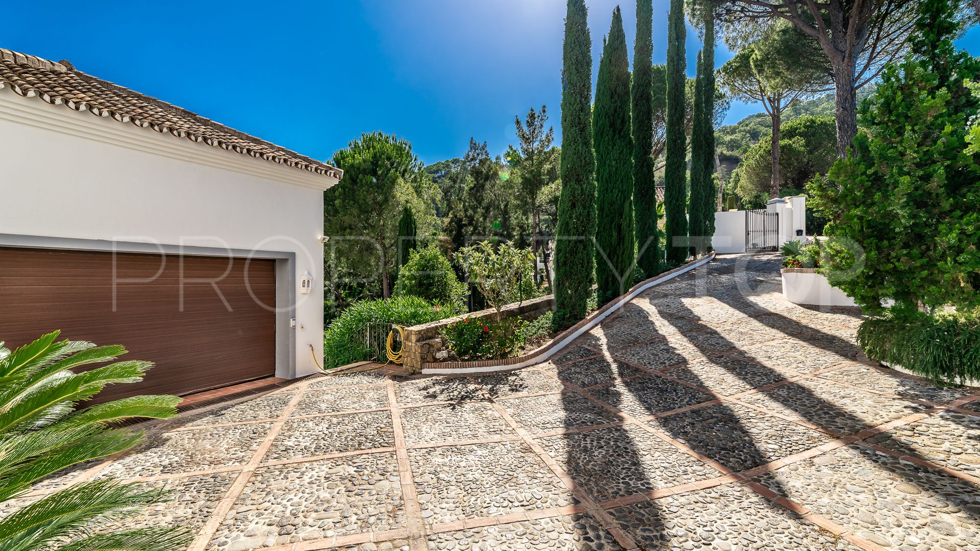 El Madroñal villa for sale