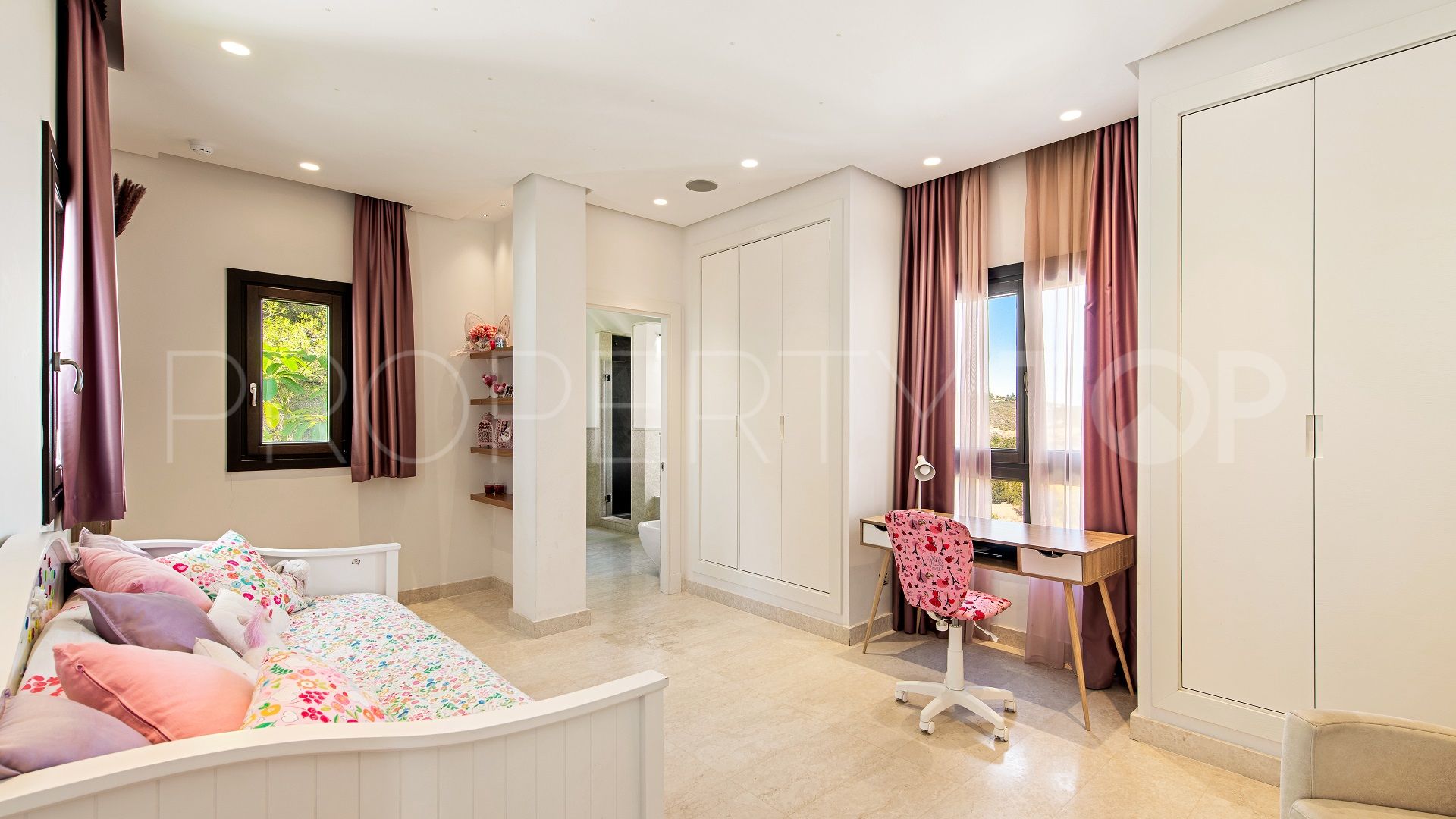Villa en venta de 5 dormitorios en Los Altos de los Monteros