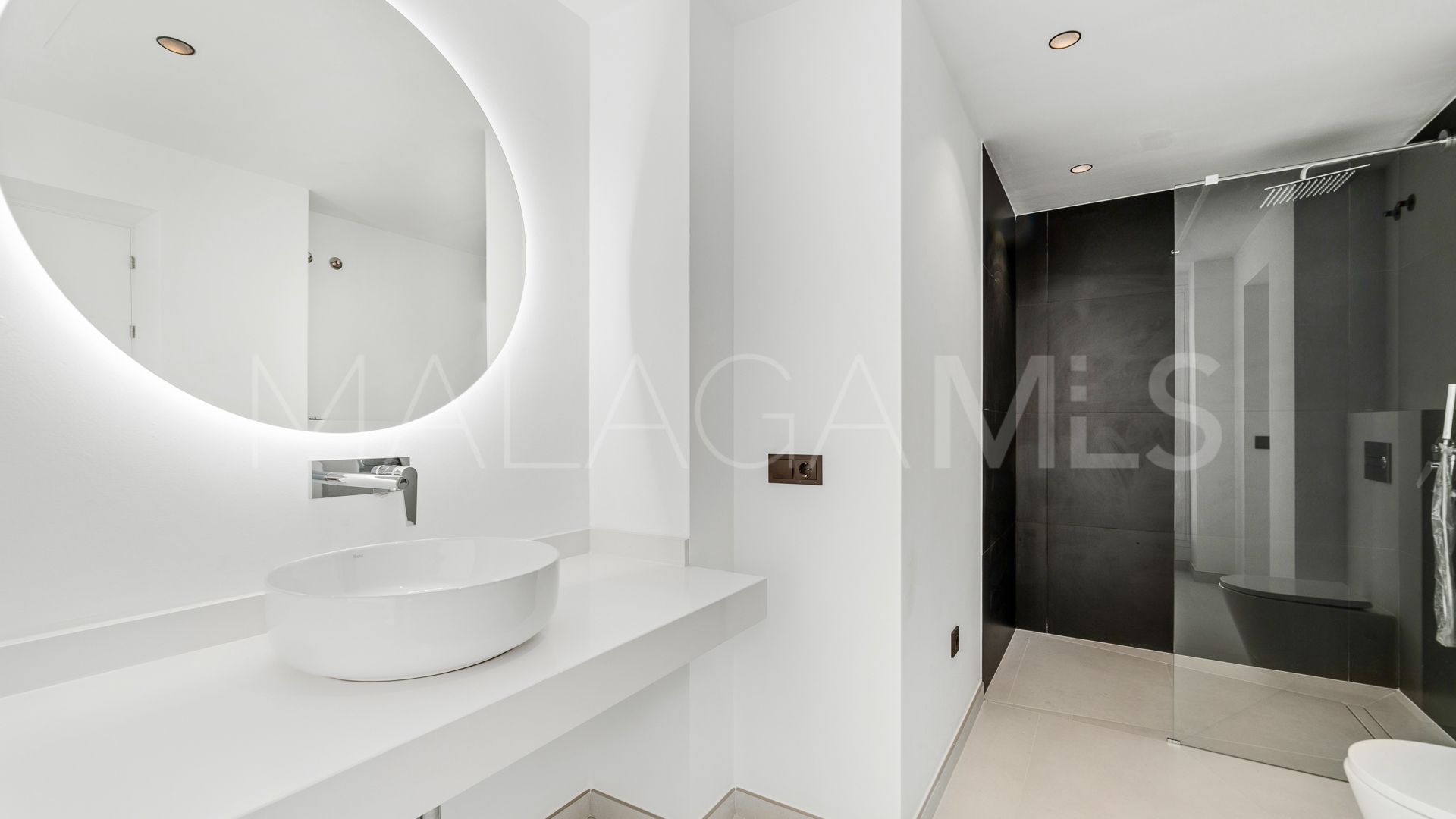 Villa for sale in Altos de Elviria