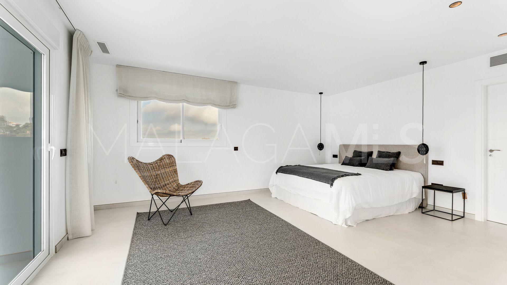 Villa for sale in Altos de Elviria