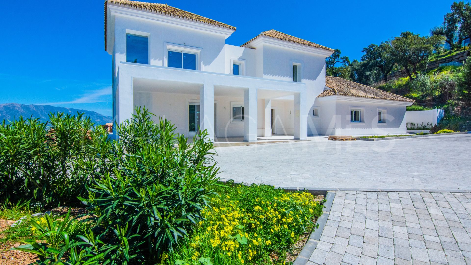 Villa for sale in Altos de Elviria