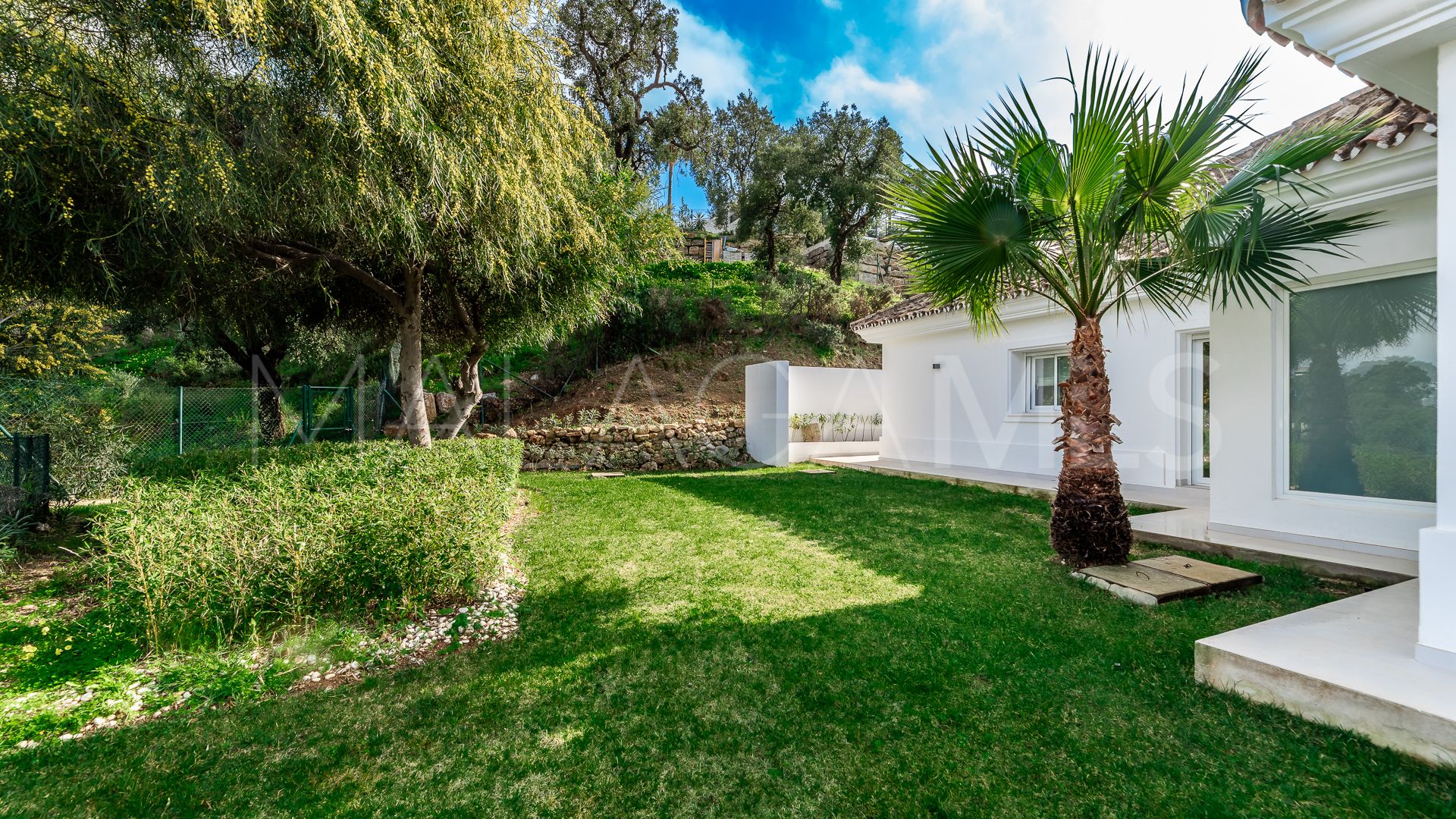 Villa for sale in Altos de Elviria