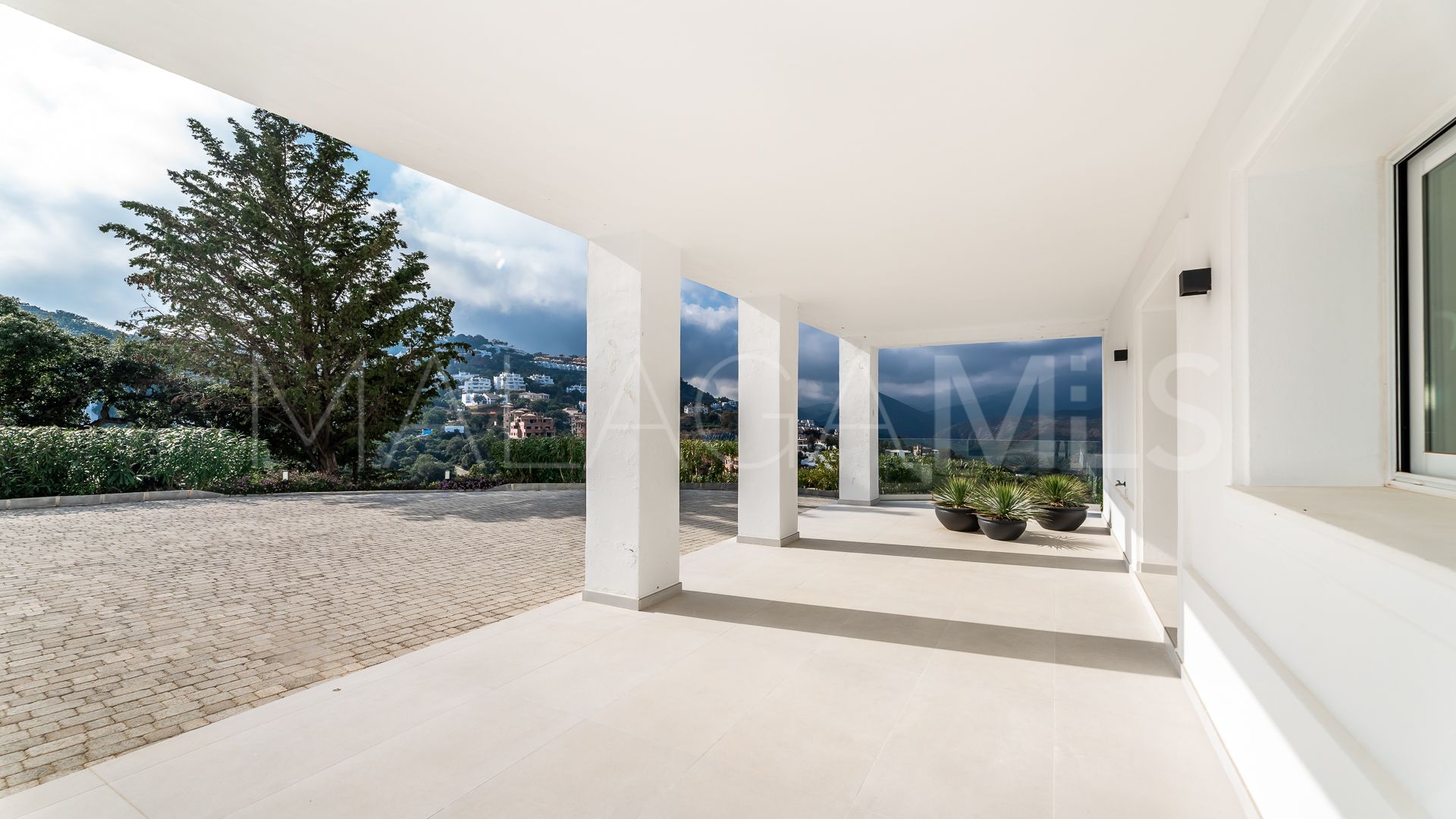 Villa for sale in Altos de Elviria