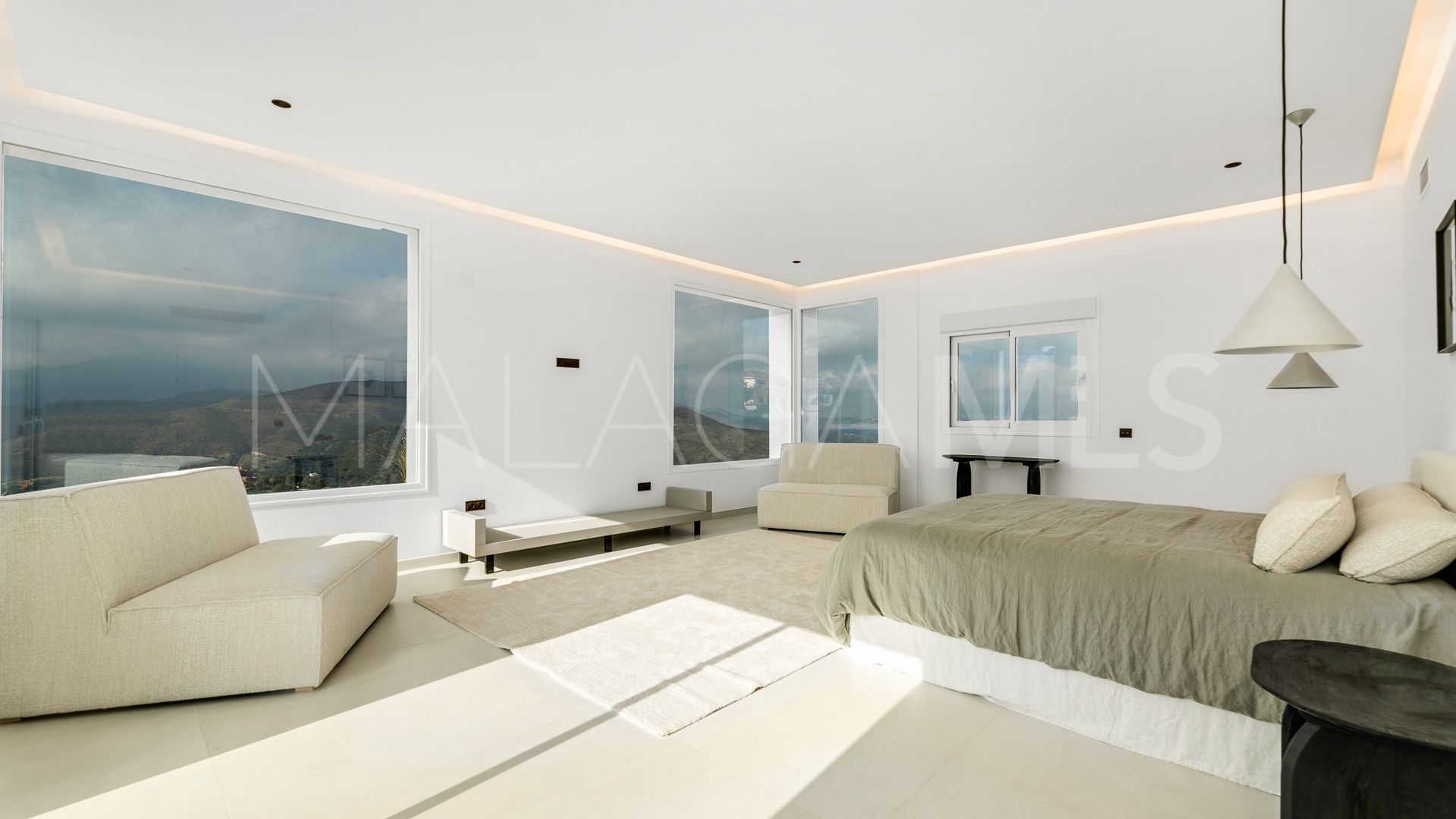 Villa for sale in Altos de Elviria