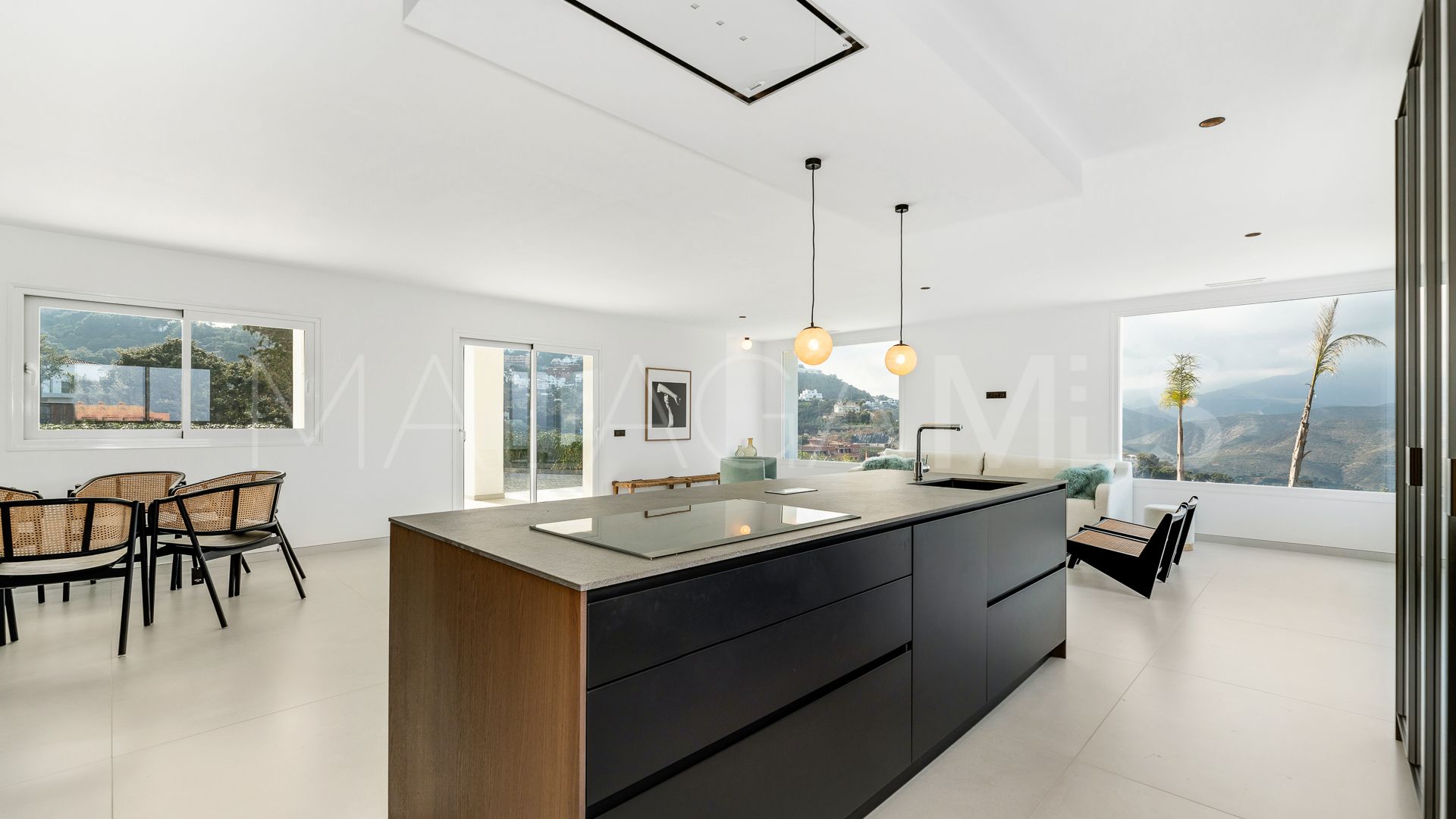Villa for sale in Altos de Elviria