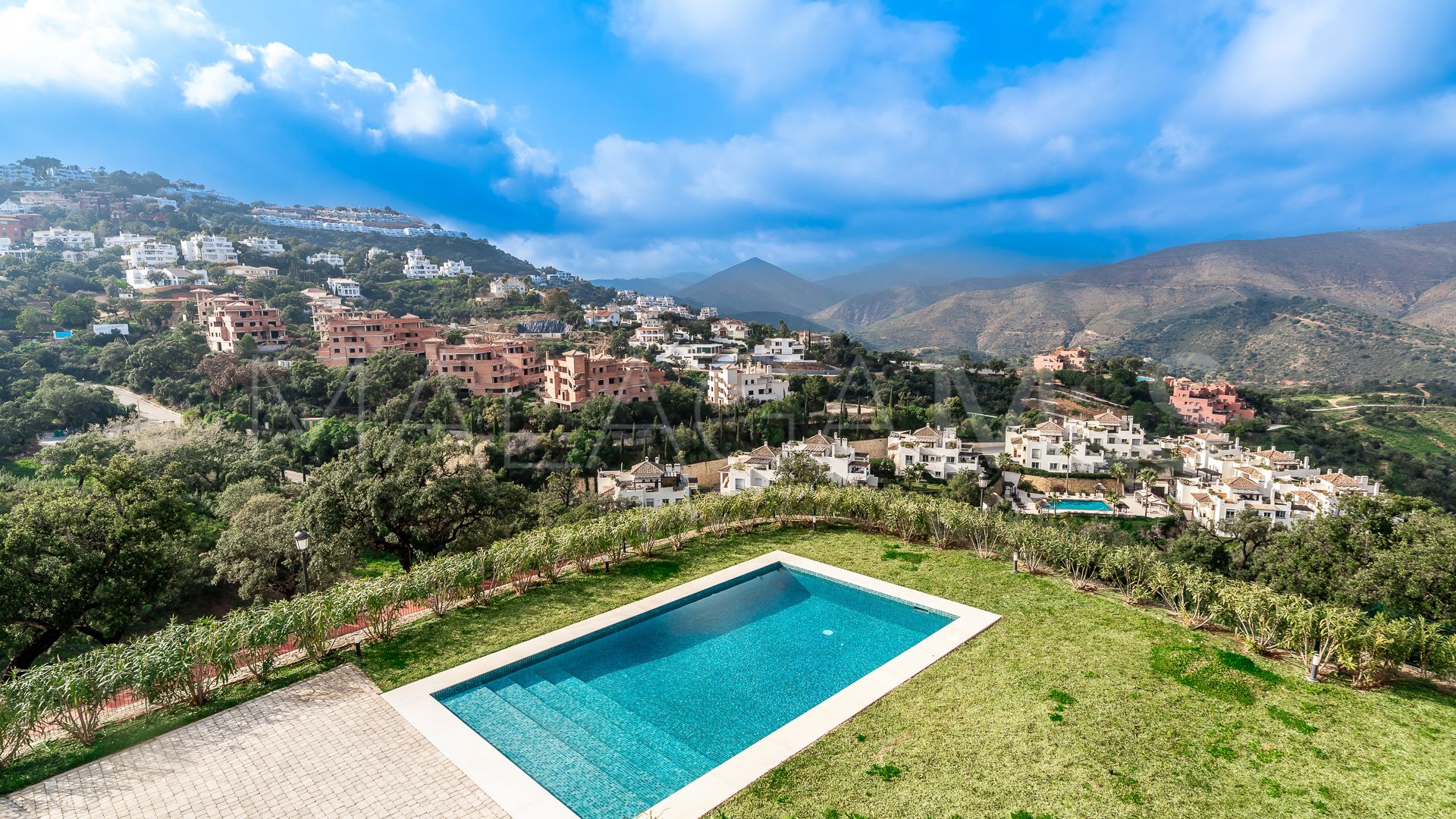 Villa for sale in Altos de Elviria
