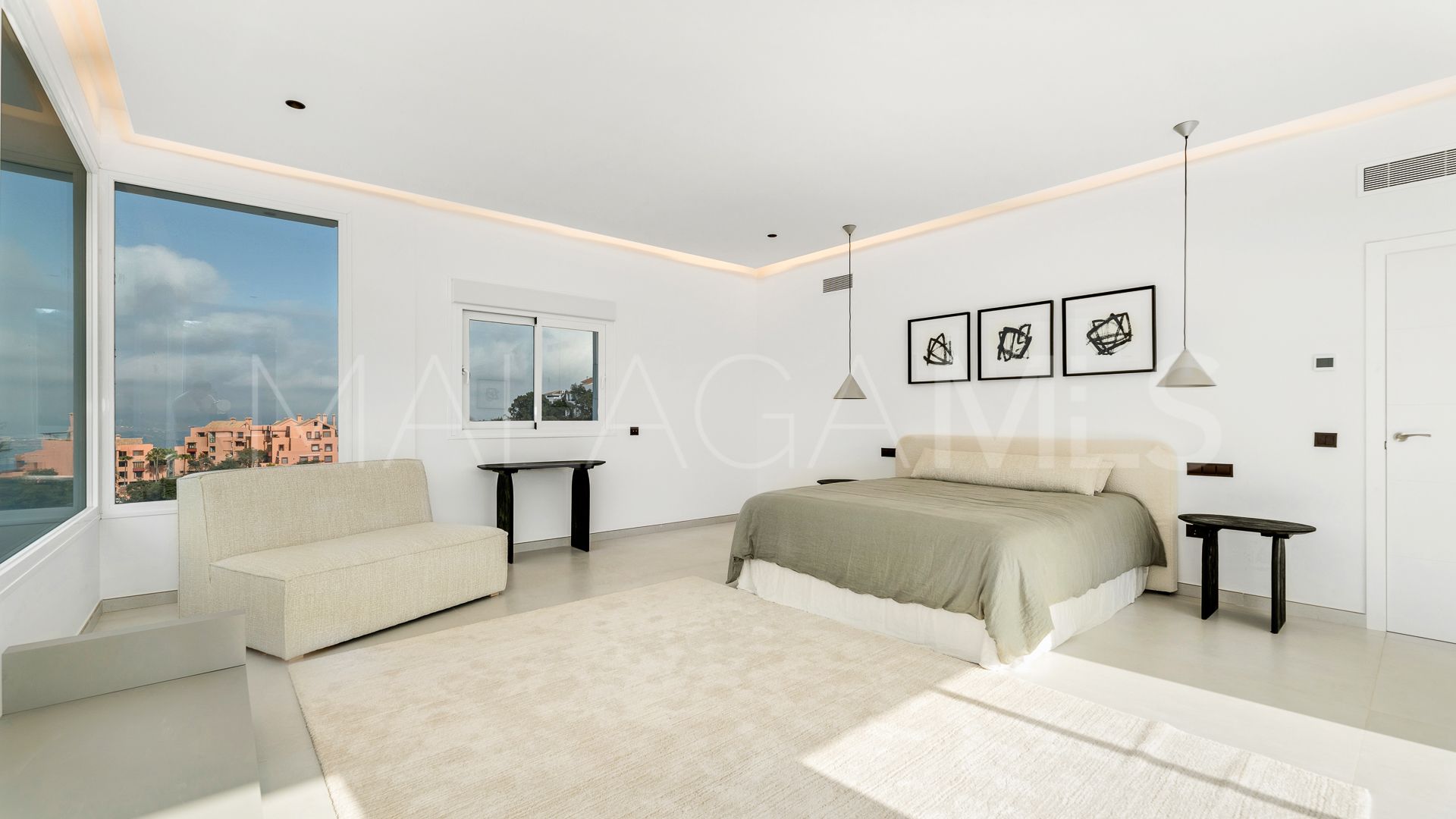 Villa for sale in Altos de Elviria