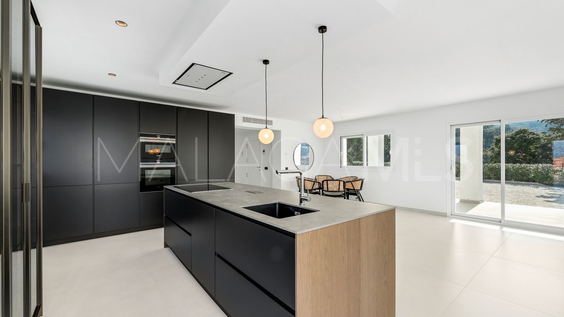 Villa for sale in Altos de Elviria