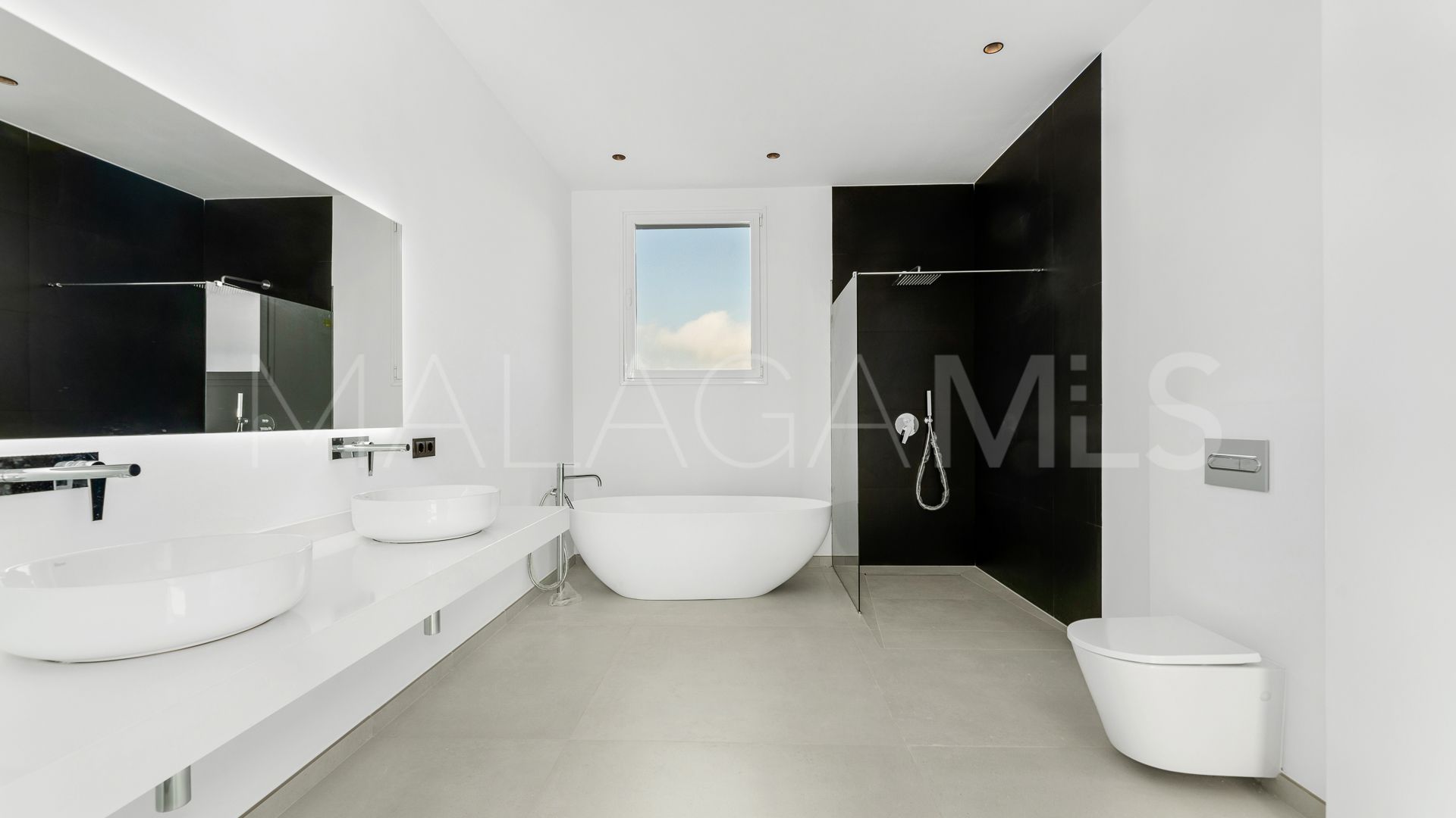 Villa for sale in Altos de Elviria