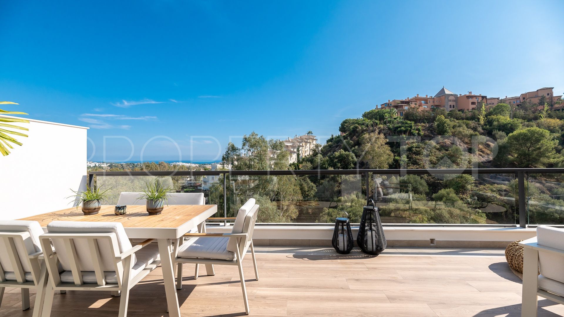 Buy penthouse in Nueva Andalucia