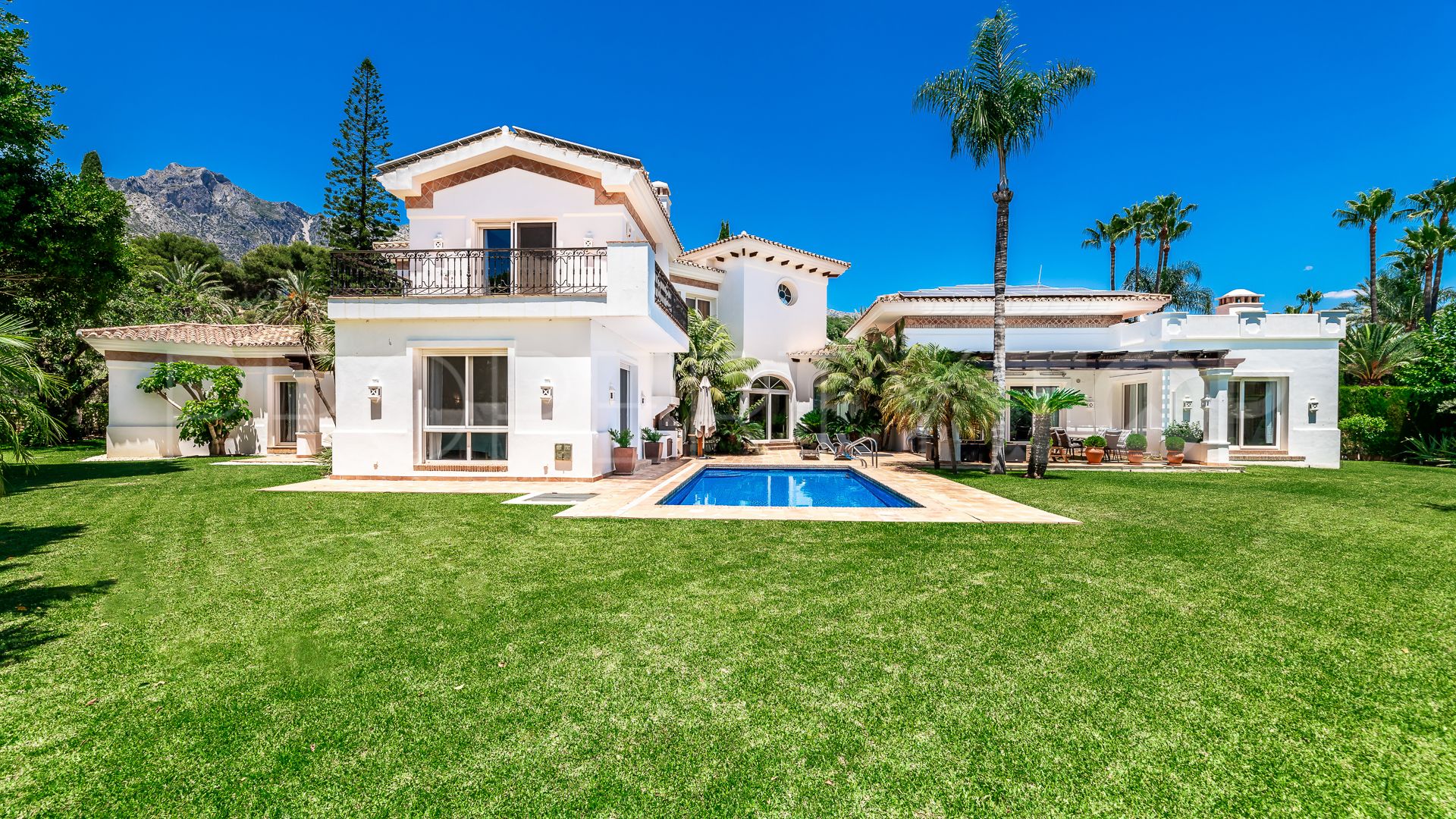 For sale villa with 5 bedrooms in La Quinta de Sierra Blanca