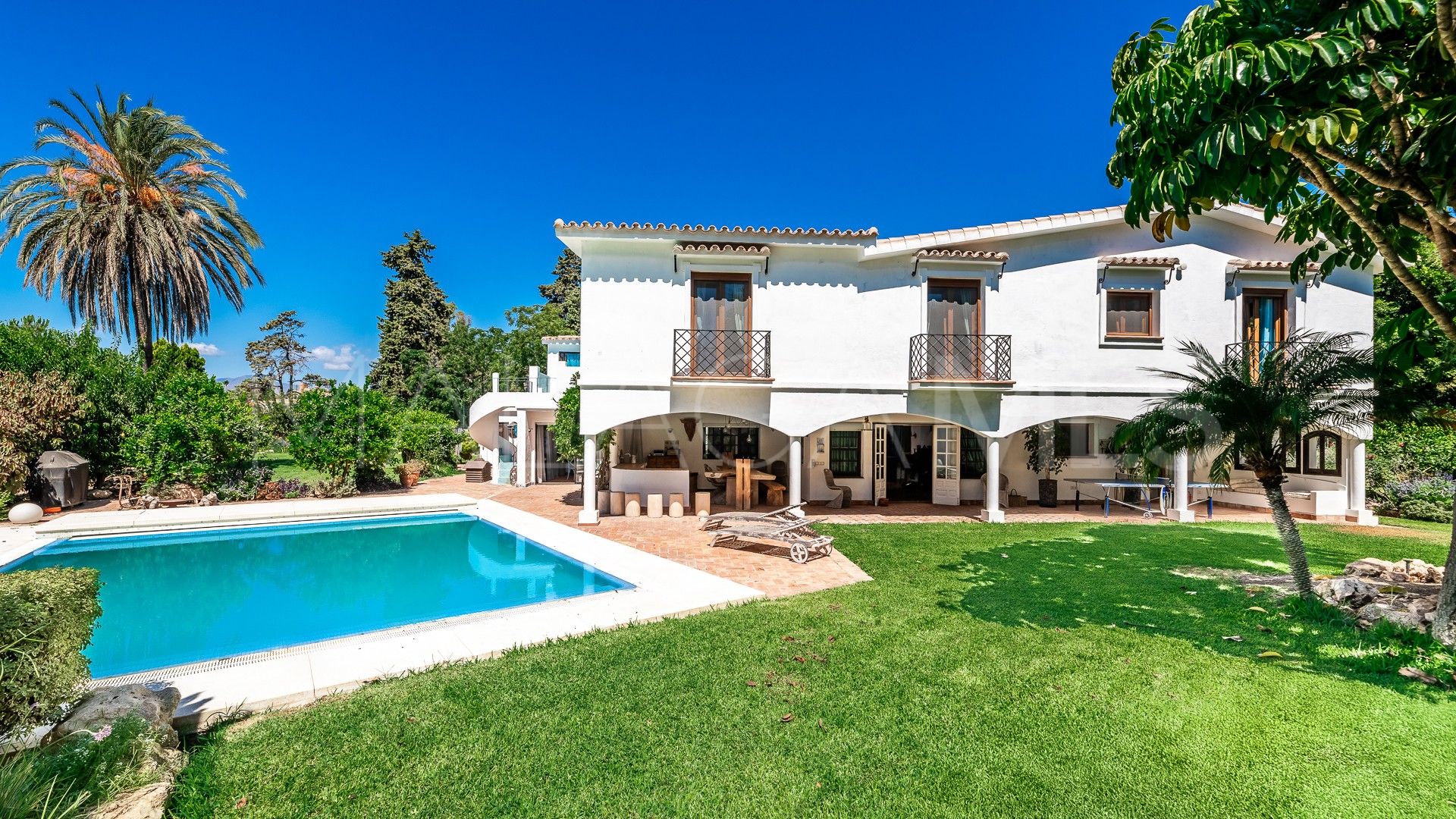 Villa for sale in Guadalmina Baja