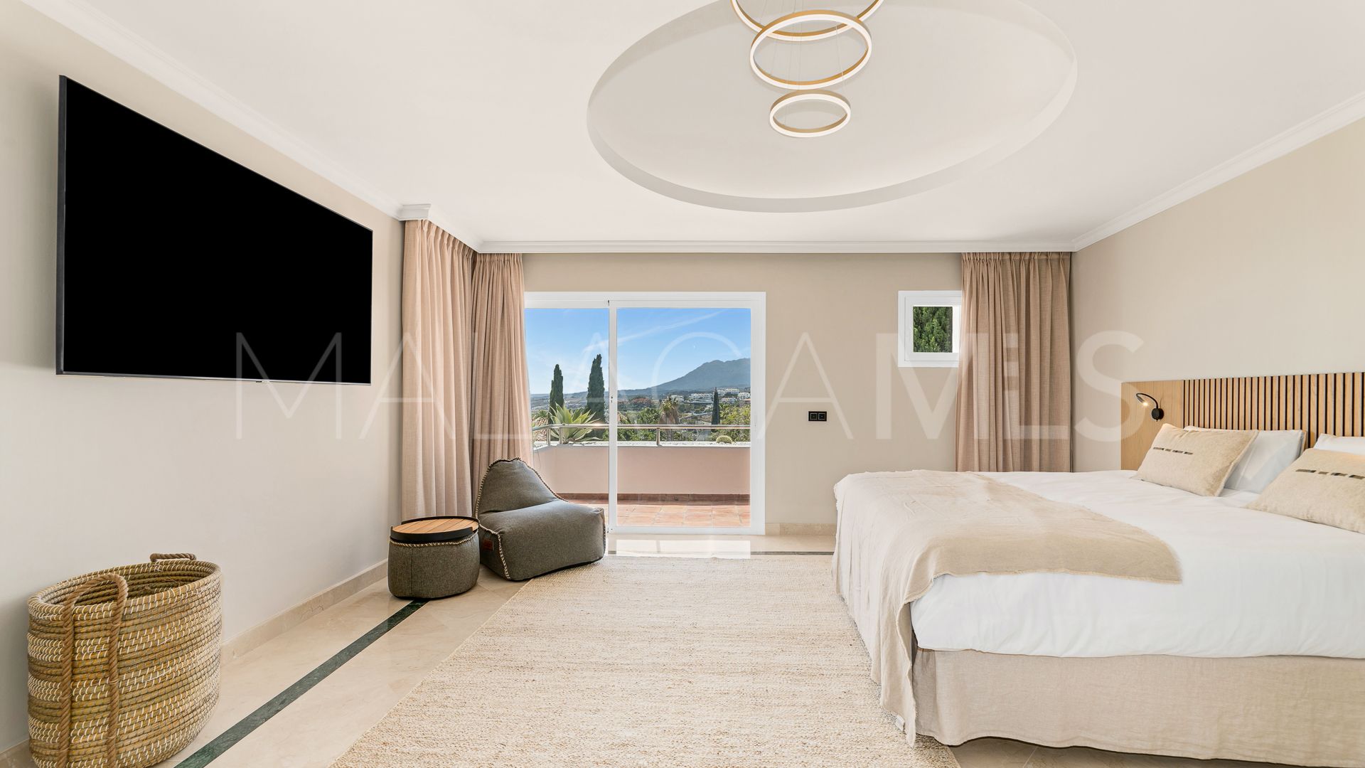 Buy villa with 4 bedrooms in Los Flamingos Golf