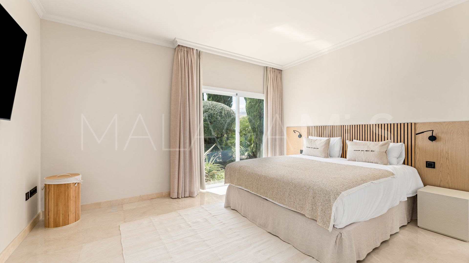 Buy villa with 4 bedrooms in Los Flamingos Golf