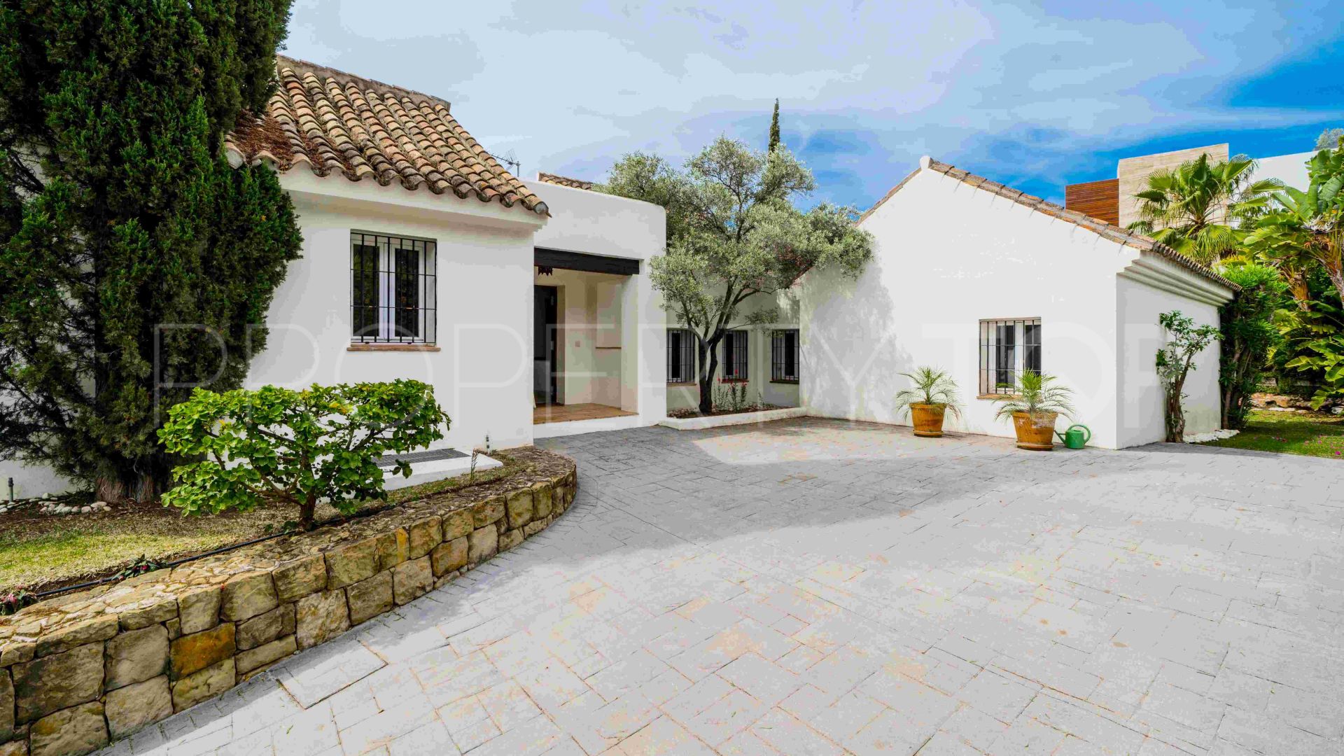 Villa for sale in Cascada de Camojan