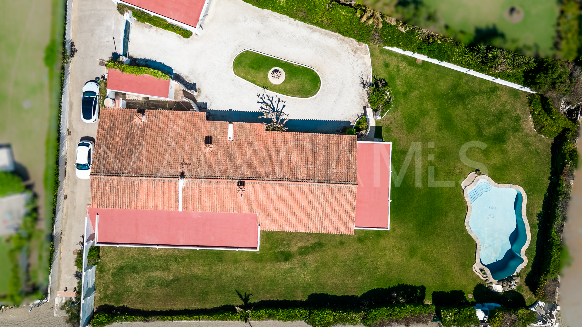 Buy villa with 4 bedrooms in Guadalmina Baja