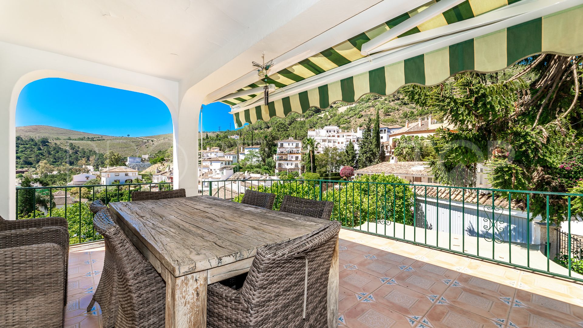 For sale villa in Benahavis with 5 bedrooms