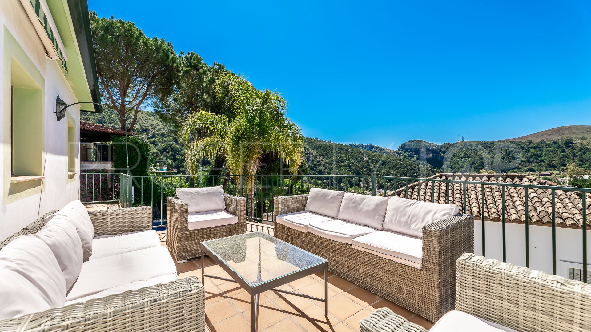 For sale villa in Benahavis with 5 bedrooms