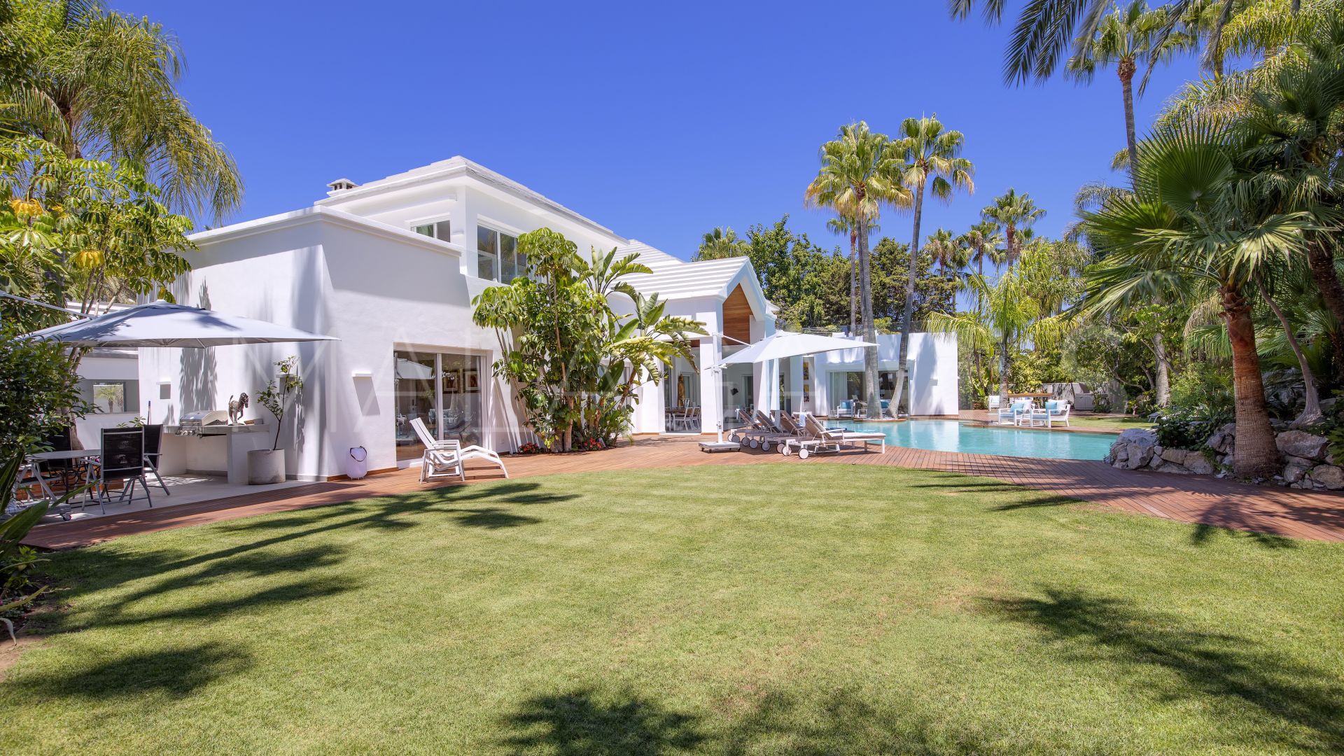 Villa for sale in Guadalmina Baja