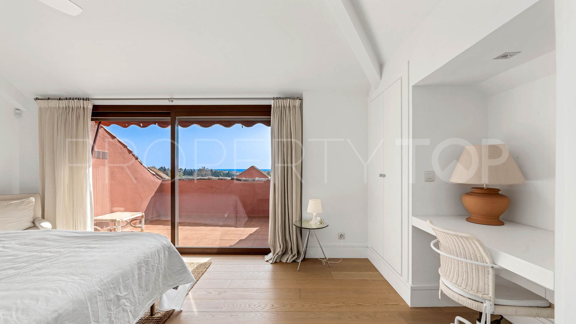 Atico en venta con 2 dormitorios en Nueva Andalucia