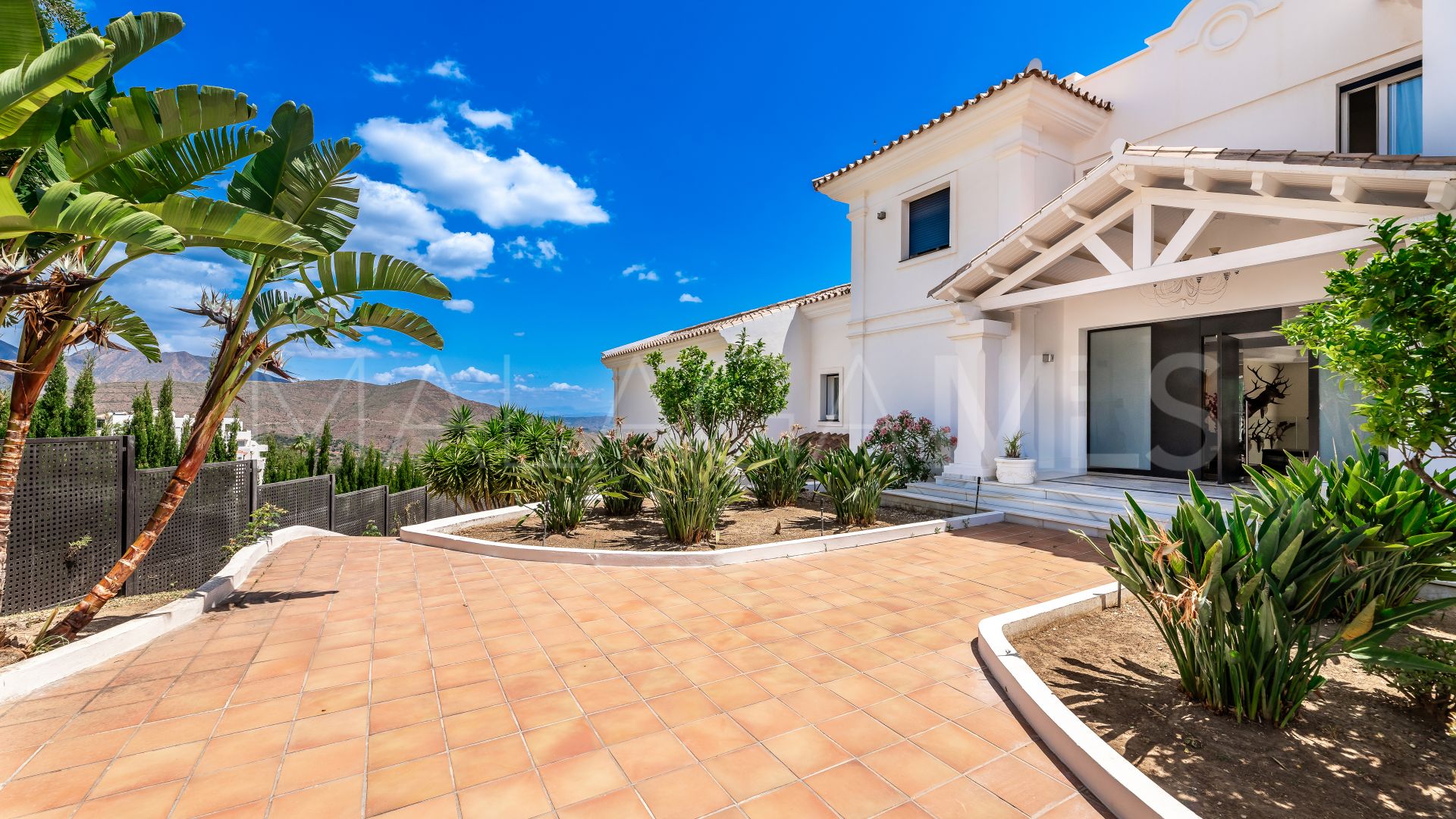 Villa for sale in Altos de Elviria