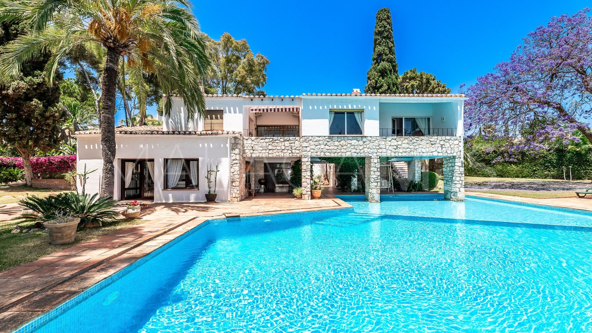 Villa for sale in Los Monteros