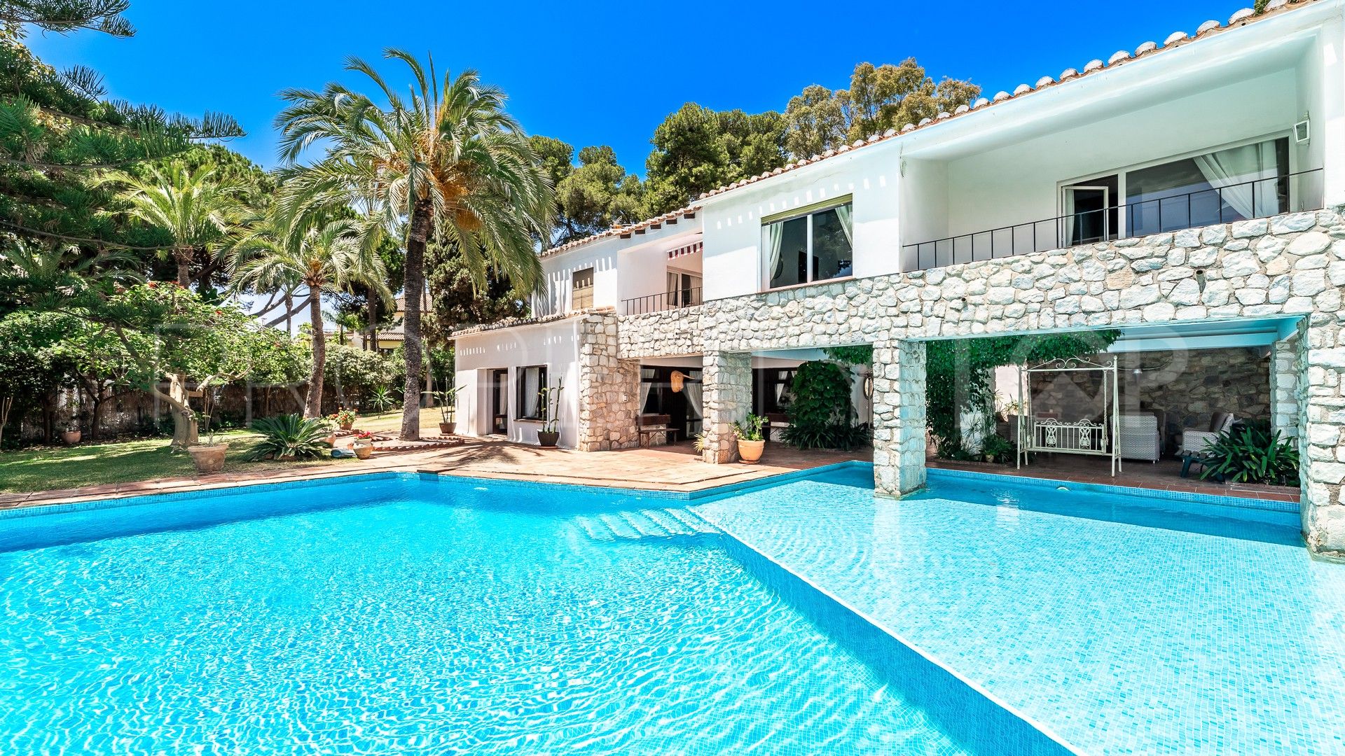 Se vende villa en Los Monteros