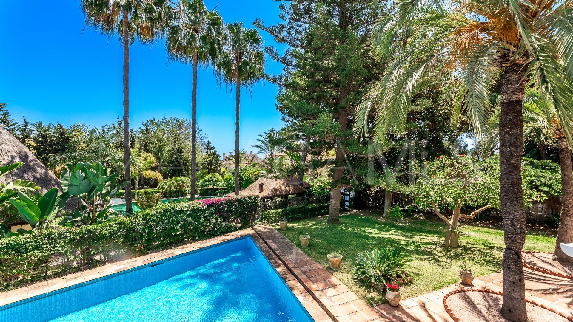 Villa for sale in Los Monteros