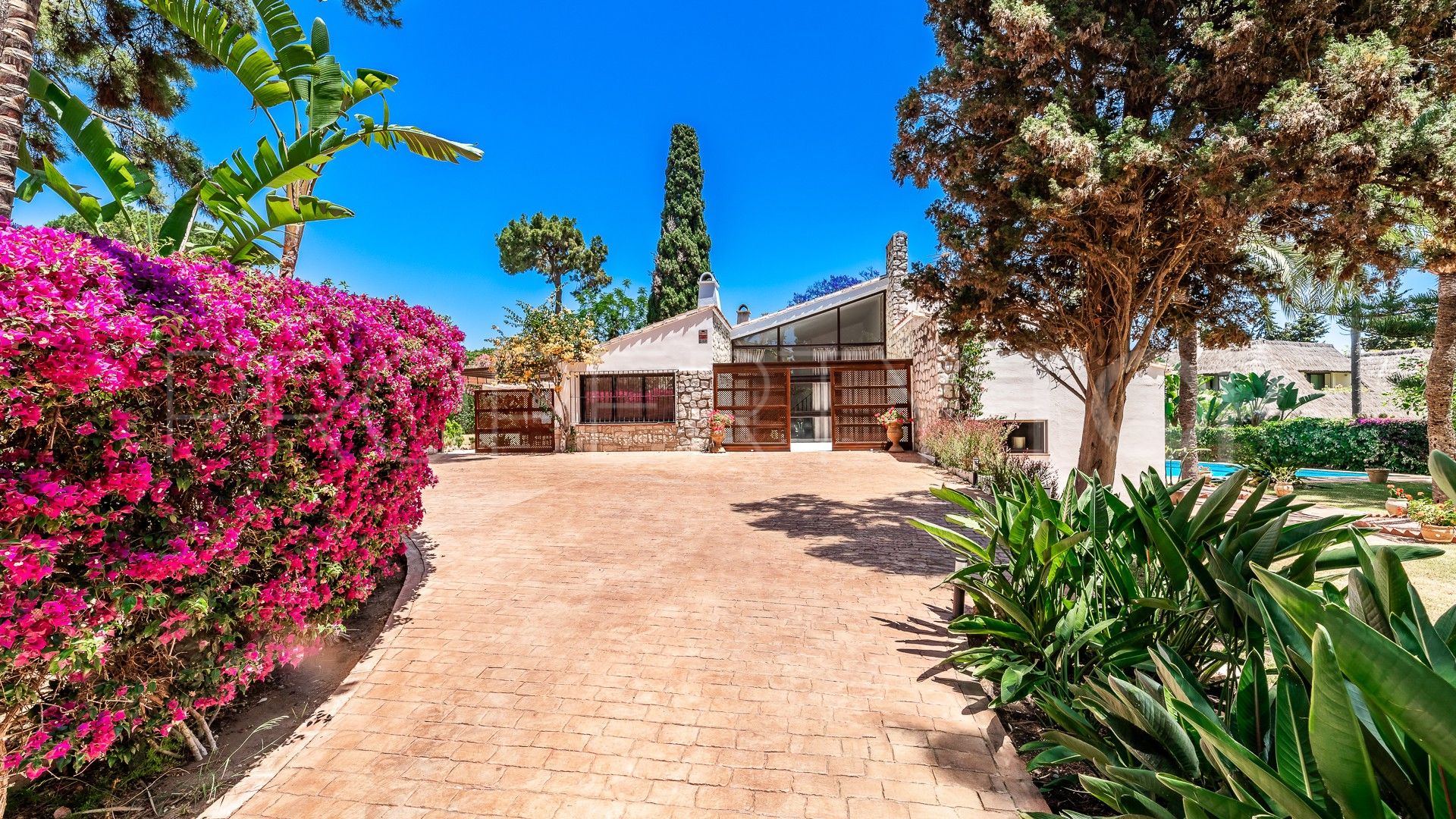 Se vende villa en Los Monteros