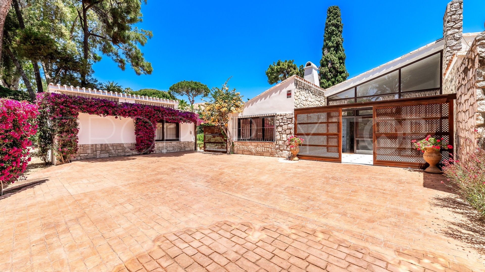 Se vende villa en Los Monteros